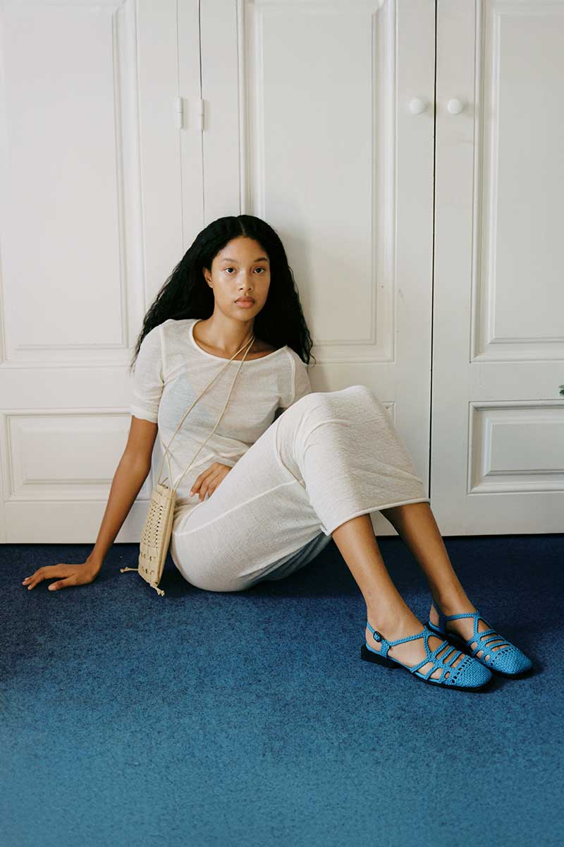 Fine-knit cashmere t-shirt ARI and Flat square crossbody bag TRENA
