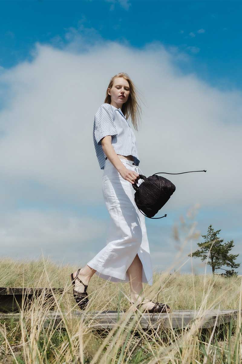 Linen buttoned skirt and Plaited-handle crossbody bag BOMBON RAFFIA
