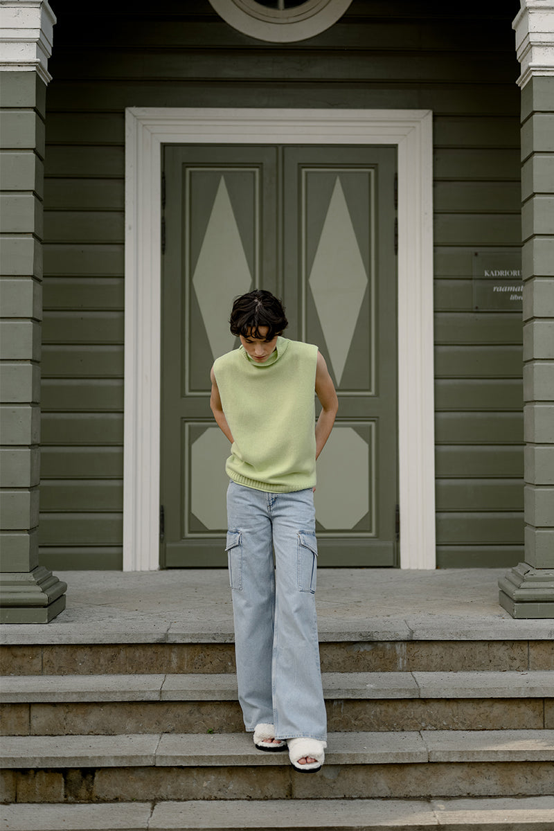 Mockneck cashmere vest TOVA and Wide-leg cargo jeans MINKA