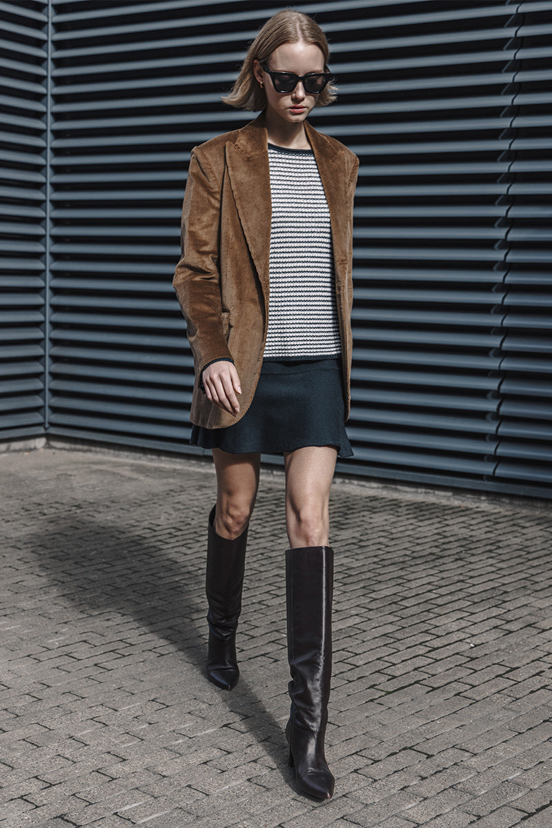 Sweter w paski z okrągłym dekoltem FELICITY and Rozkloszowana mini spódniczka NOA
