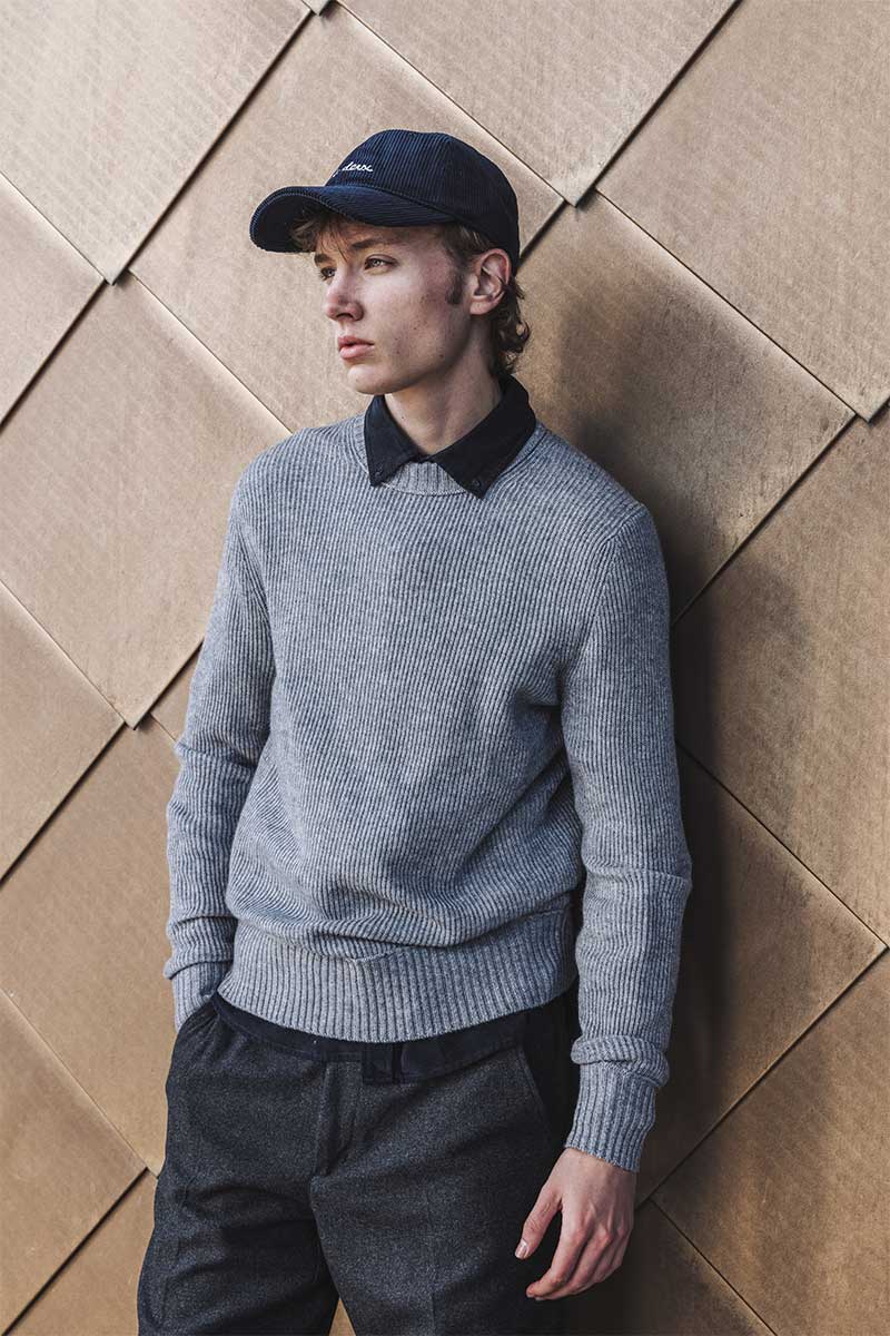 Ümara kaelusega pullover and Tikanditega nokamüts BLAKE
