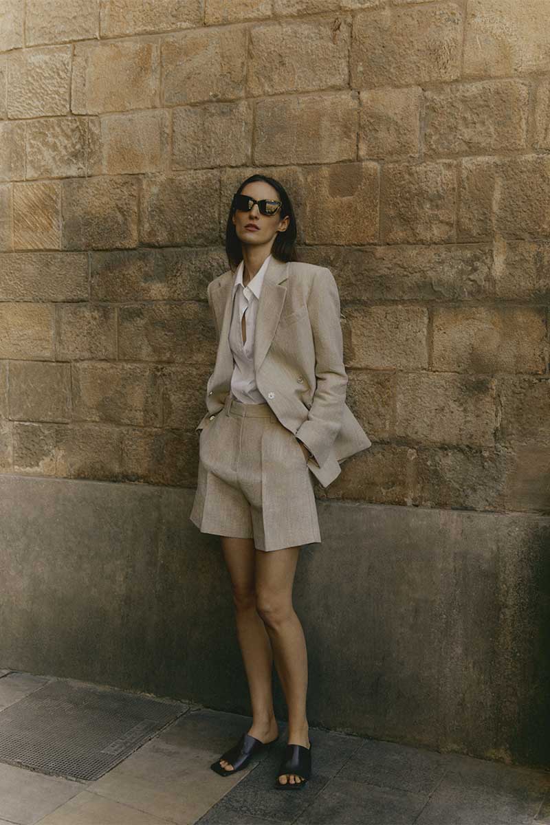 Peplum-hem cotton blouse and High-waisted cotton shorts