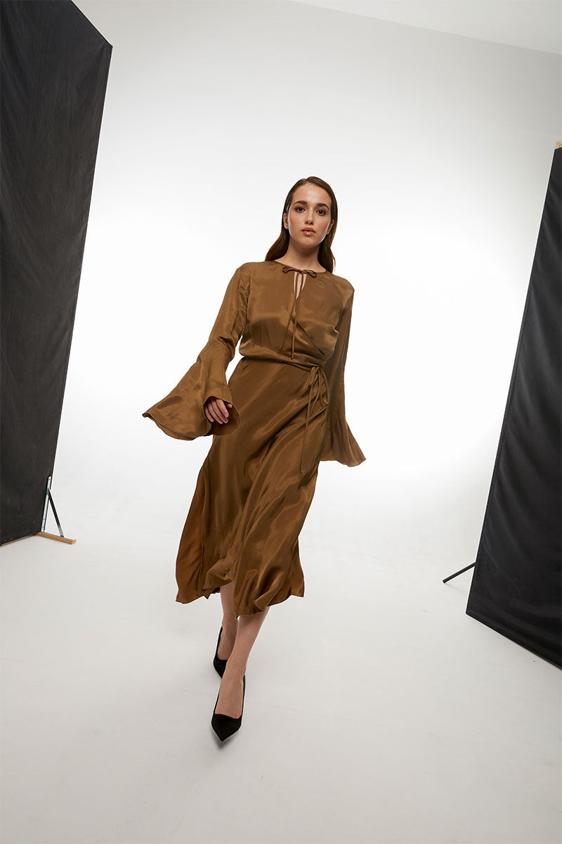 Wrap-design satin-finish dress and Plaited-handle crossbody bag BOMBON RAFFIA