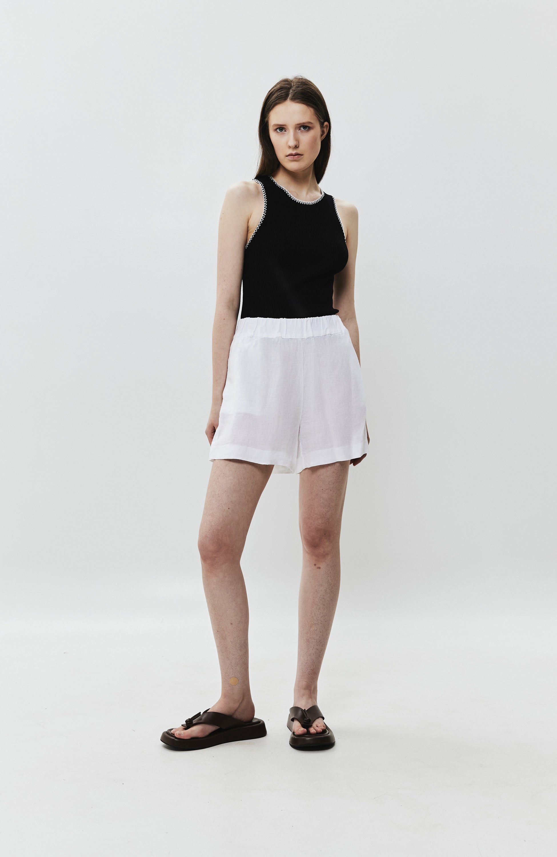 Elasticated-waistband linen shorts