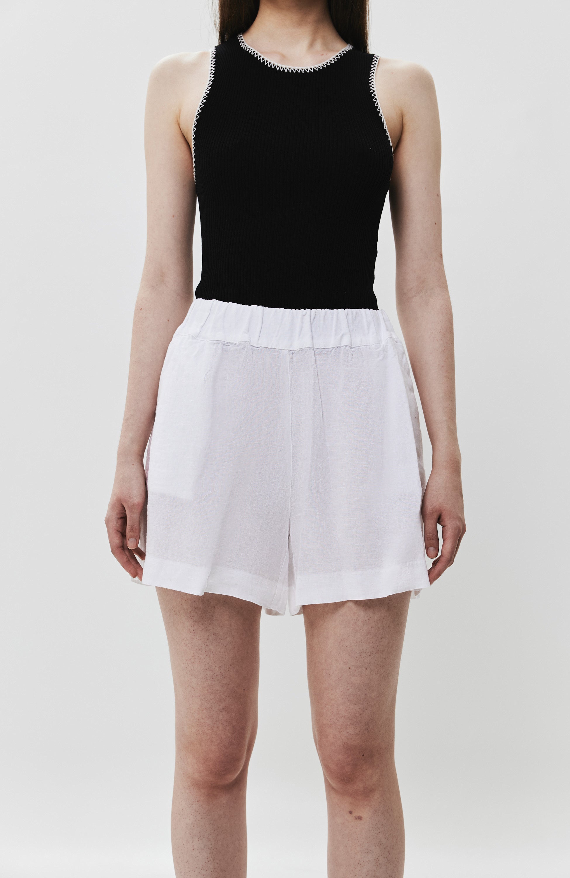 Elasticated-waistband linen shorts