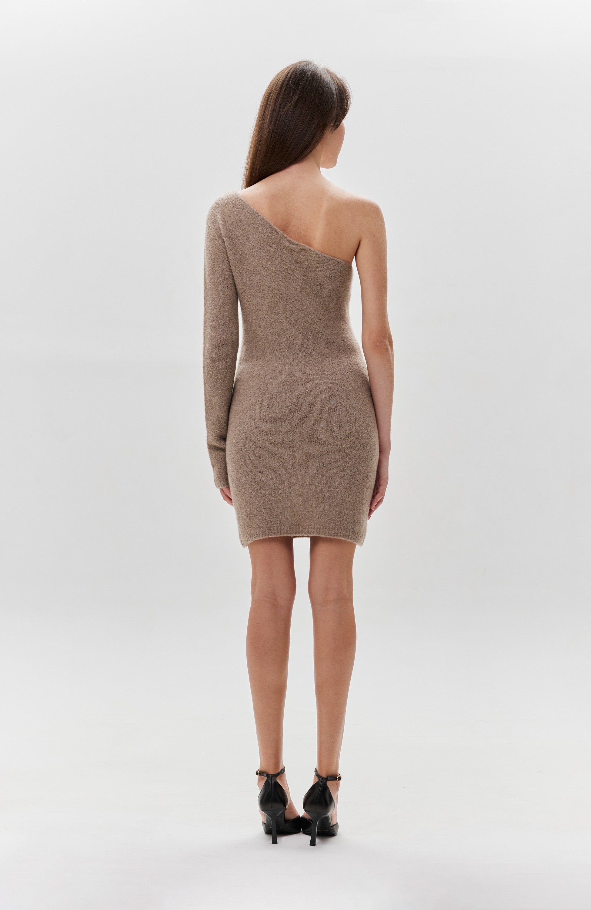 Lisa yang Beige Single-sleeve cashmere dress alaia image 4