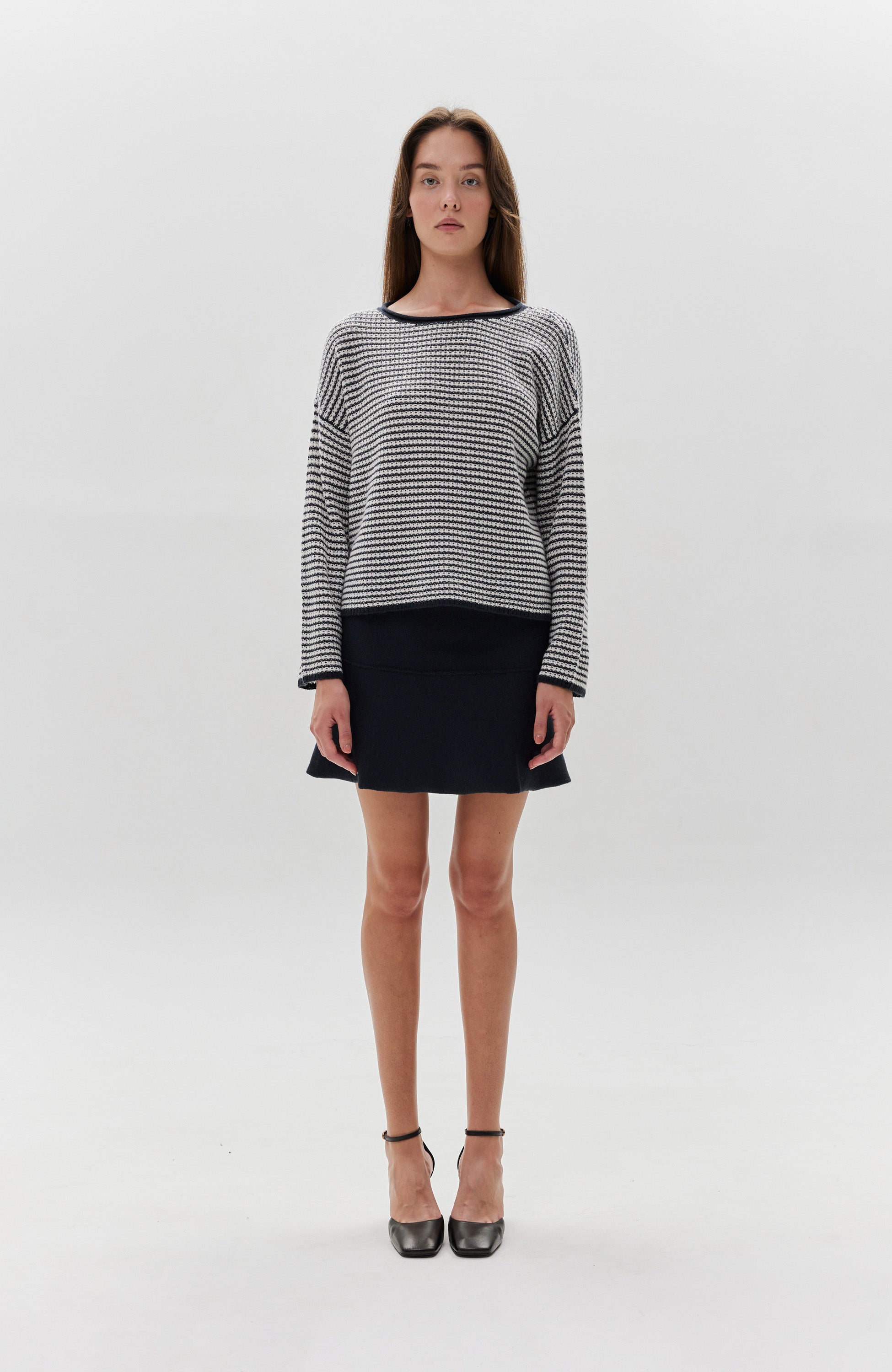 Lisa yang Black Sweter w paski z okrągłym dekoltem felicity image 7