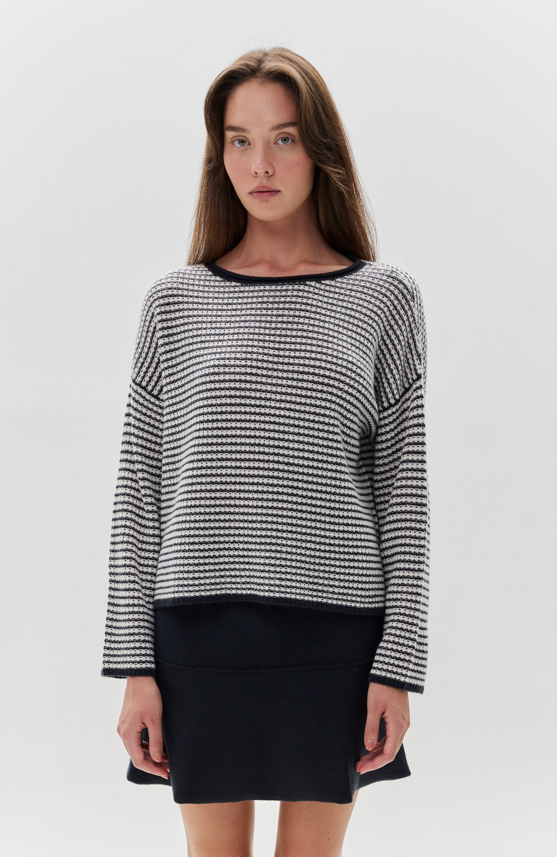 Lisa yang Black Sweter w paski z okrągłym dekoltem felicity image 2