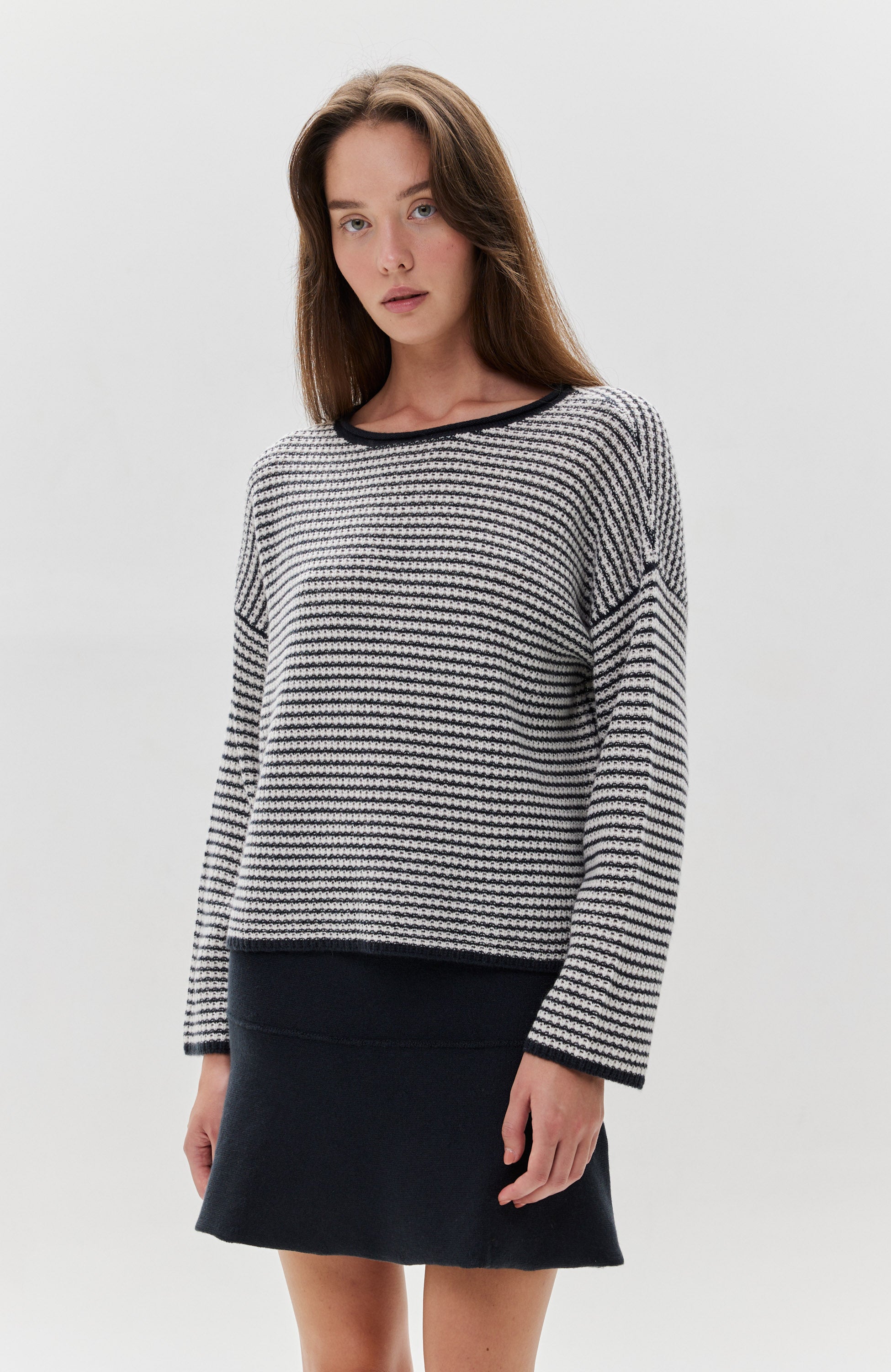Lisa yang Black Sweter w paski z okrągłym dekoltem felicity image 1