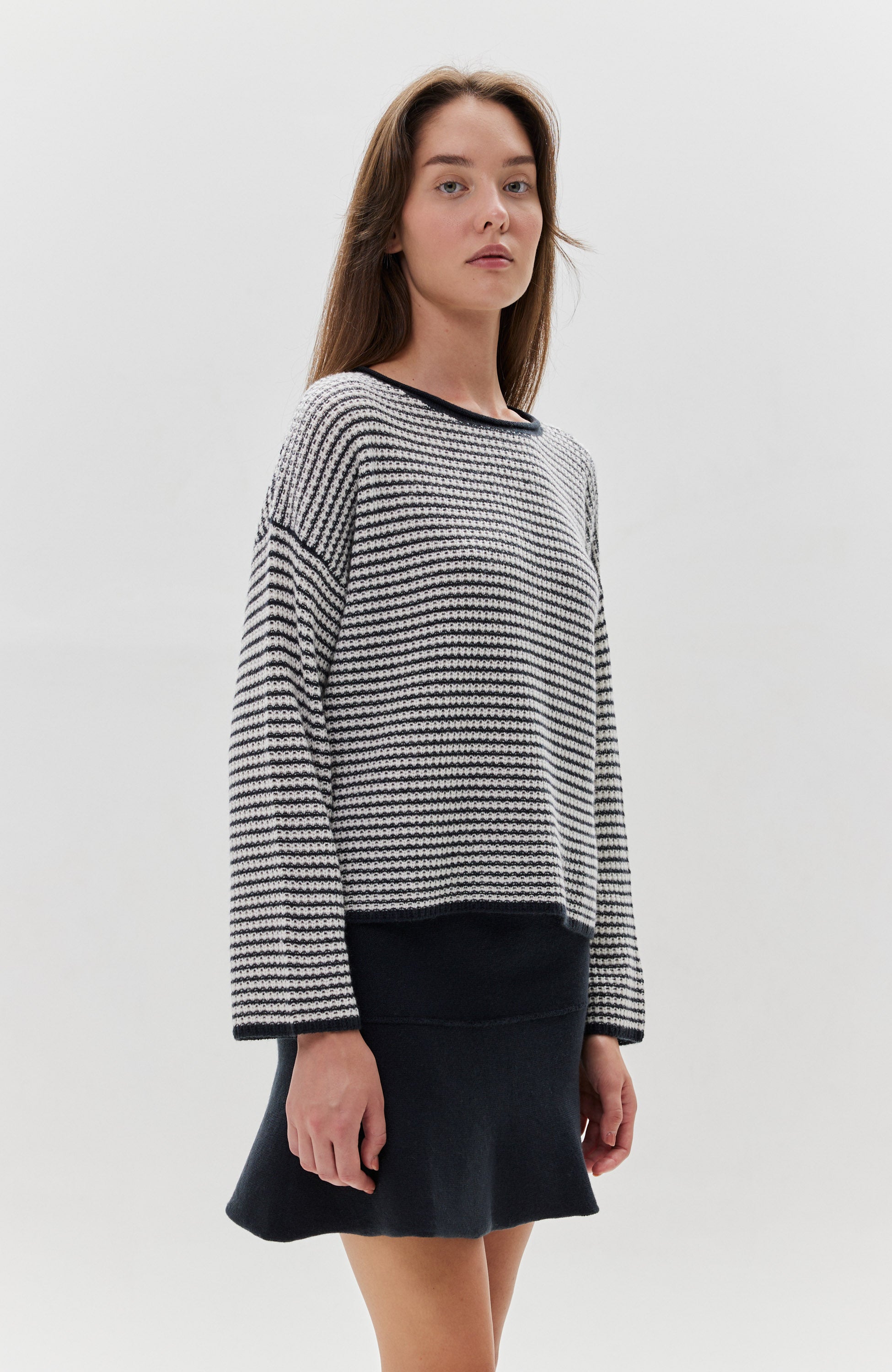 Lisa yang Black Sweter w paski z okrągłym dekoltem felicity image 3