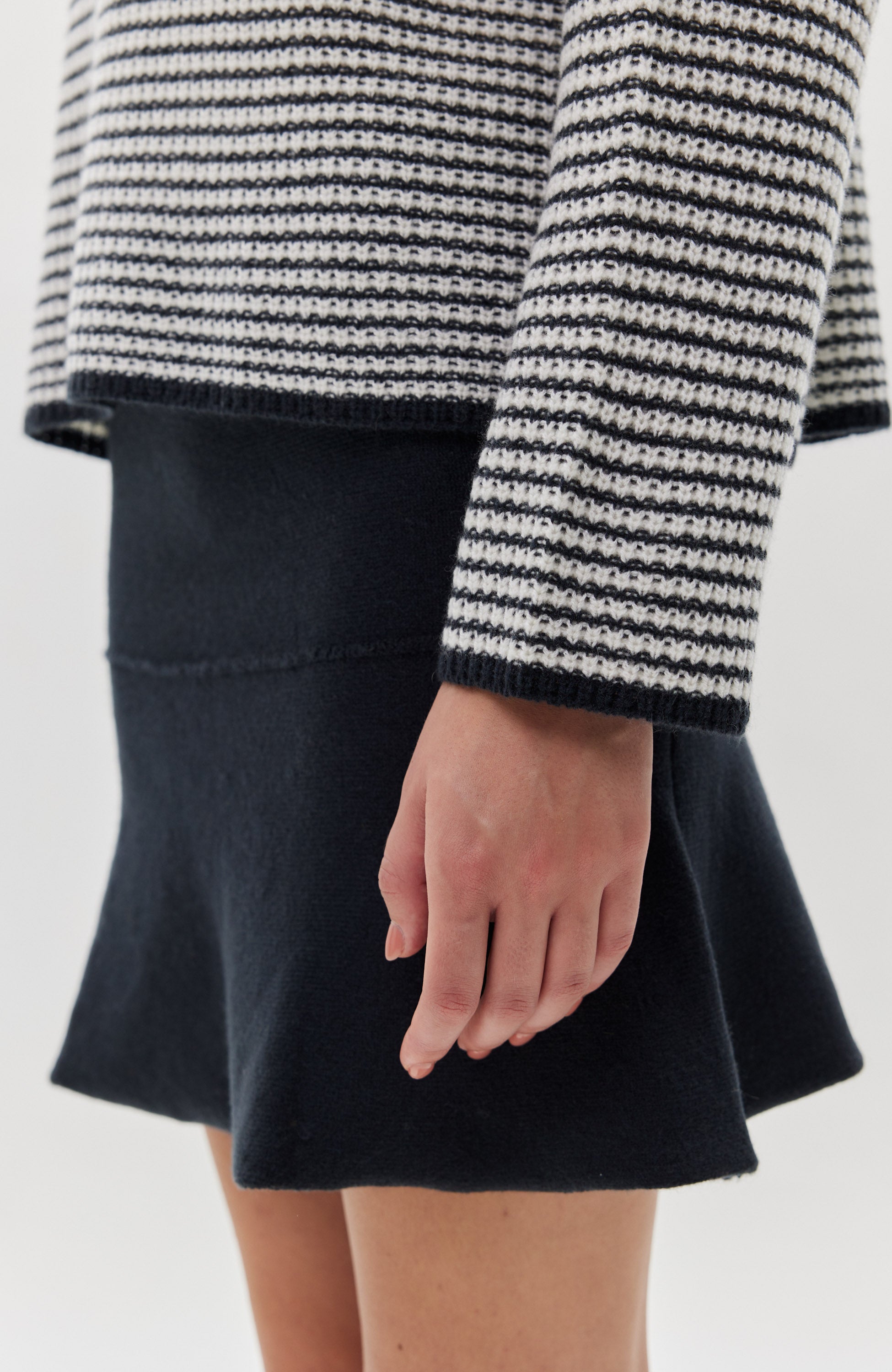 Lisa yang Black Sweter w paski z okrągłym dekoltem felicity image 6
