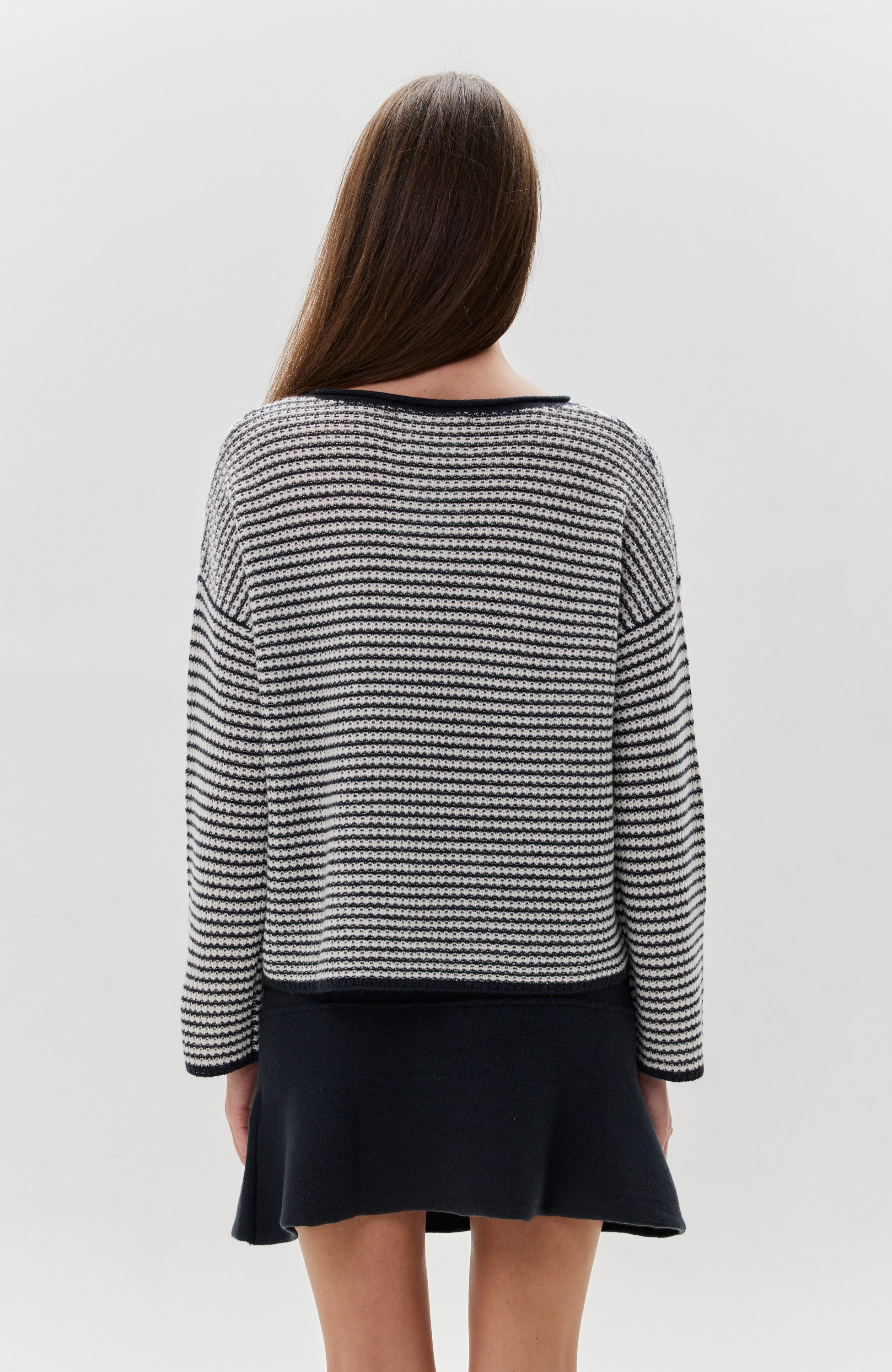 Lisa yang Black Sweter w paski z okrągłym dekoltem felicity image 4