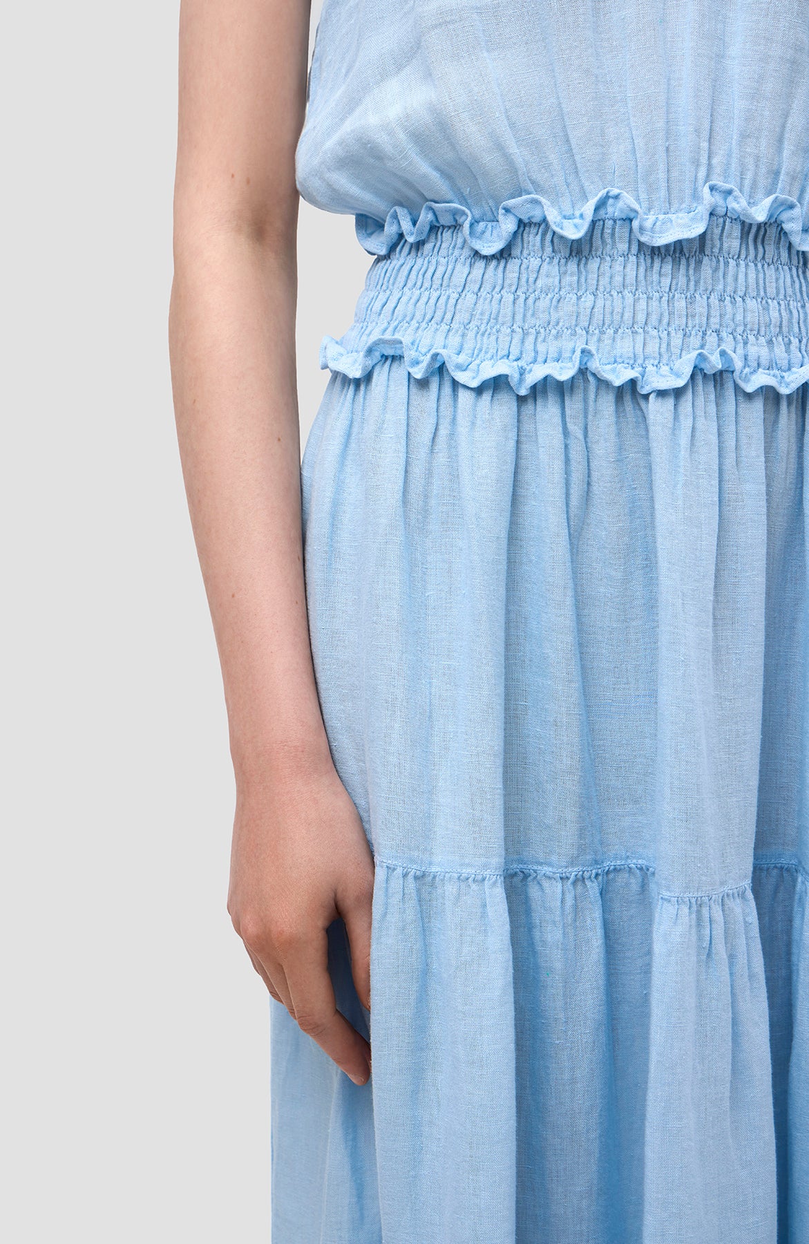120% lino Blue V-neck flared linen midi dress image 9