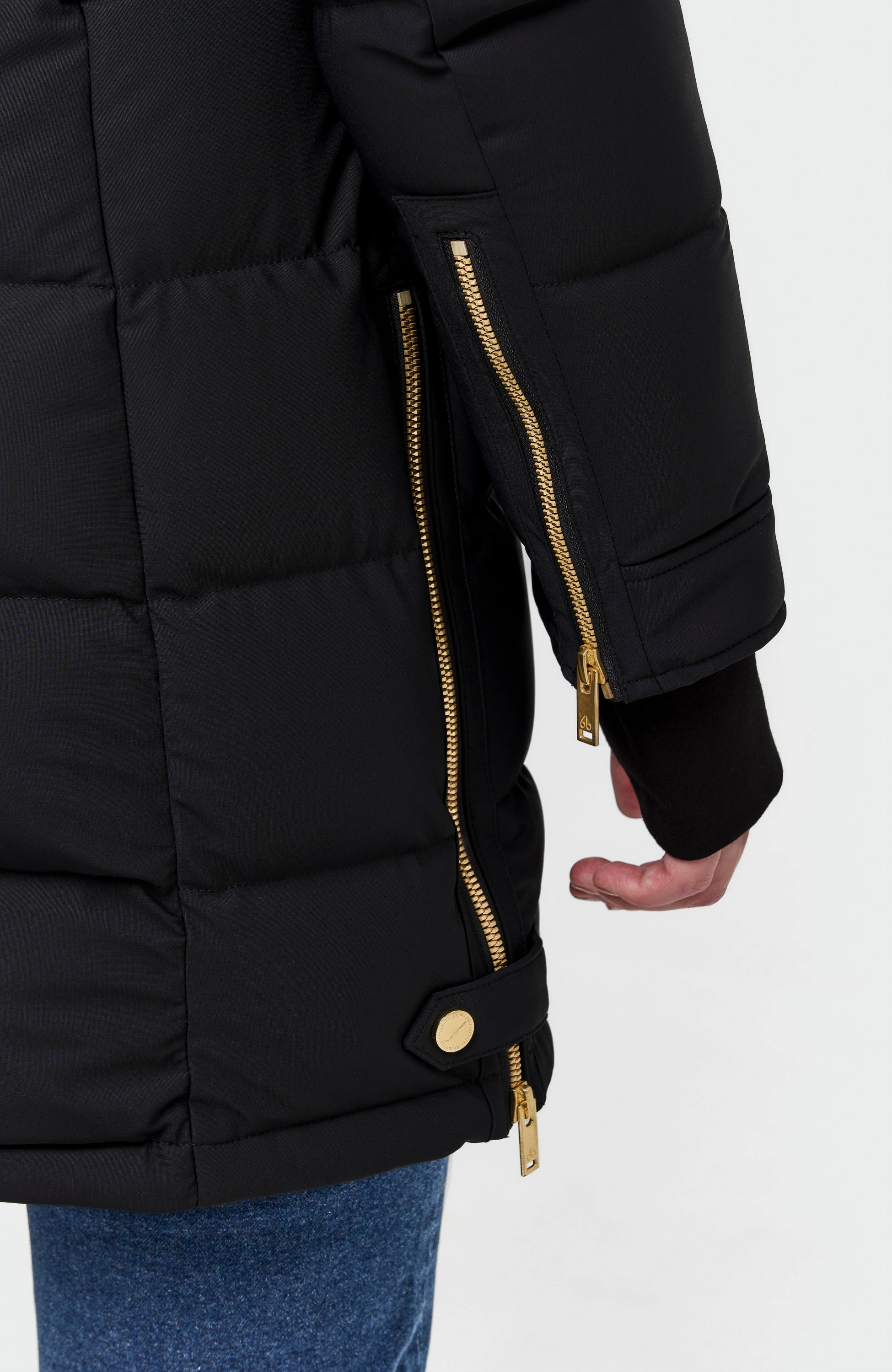 Moose knuckles Black Parka z detalami w kolorze złotym watershed image 14