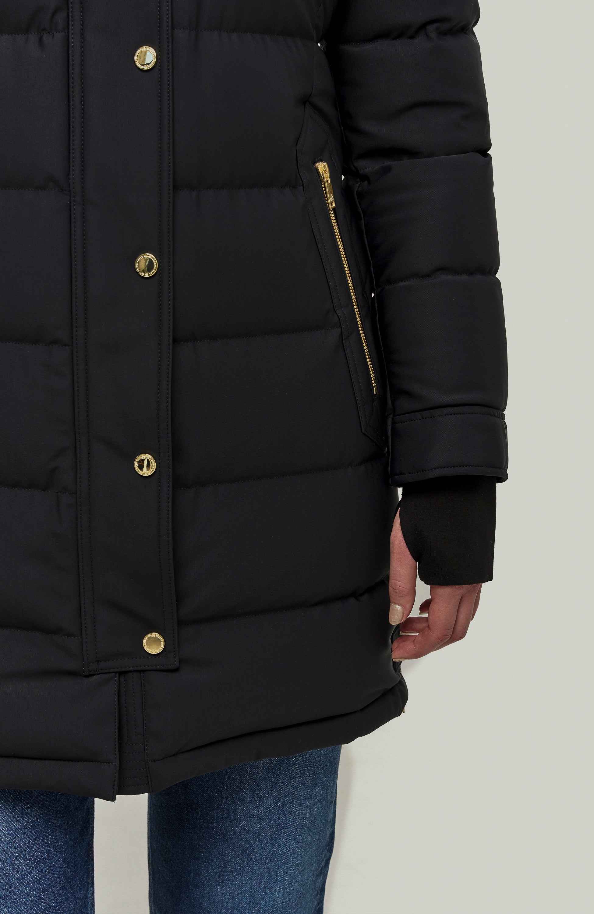 Moose knuckles Black Parka z detalami w kolorze złotym watershed image 13