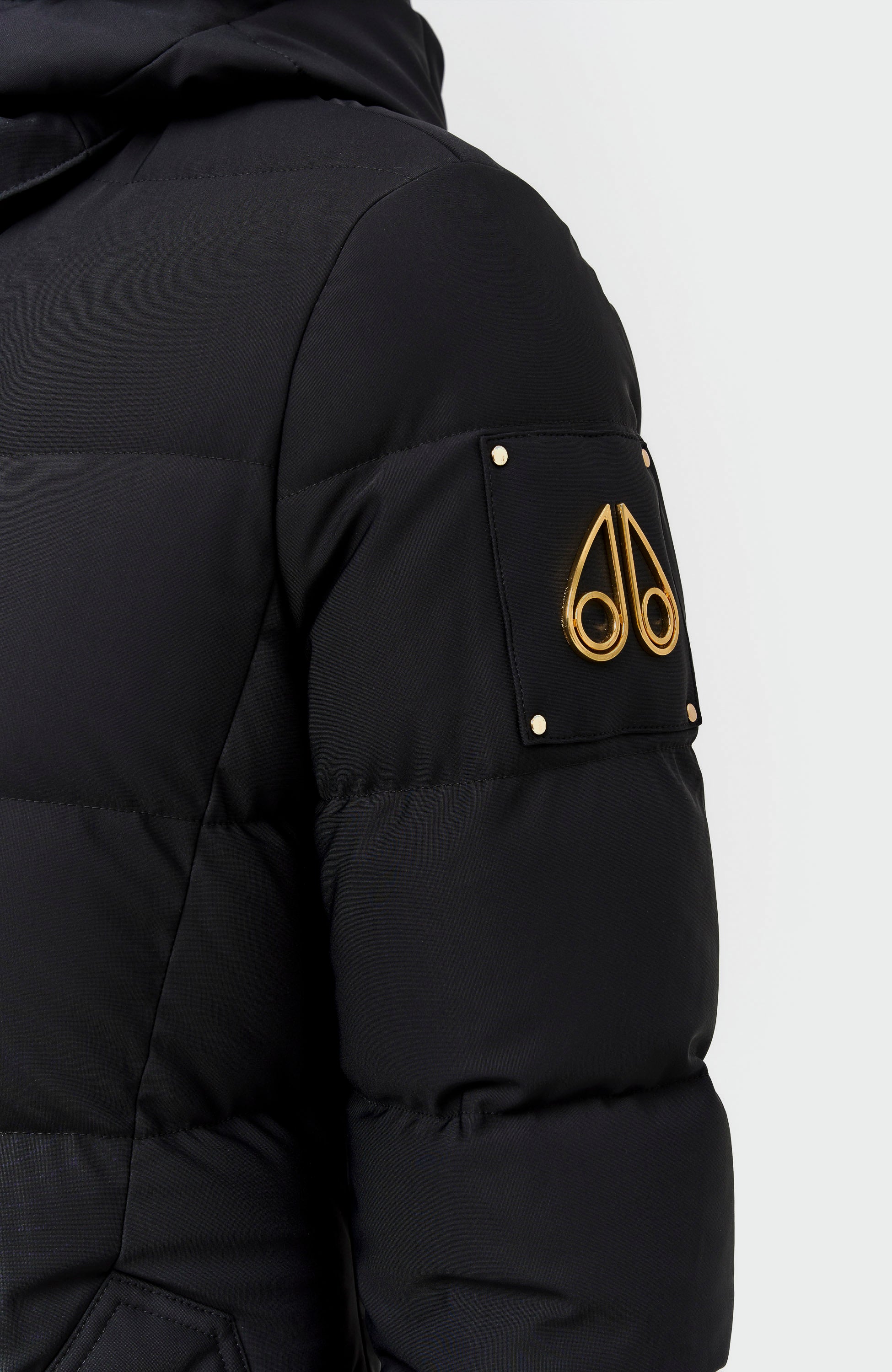 Moose knuckles Black Parka z detalami w kolorze złotym watershed image 11