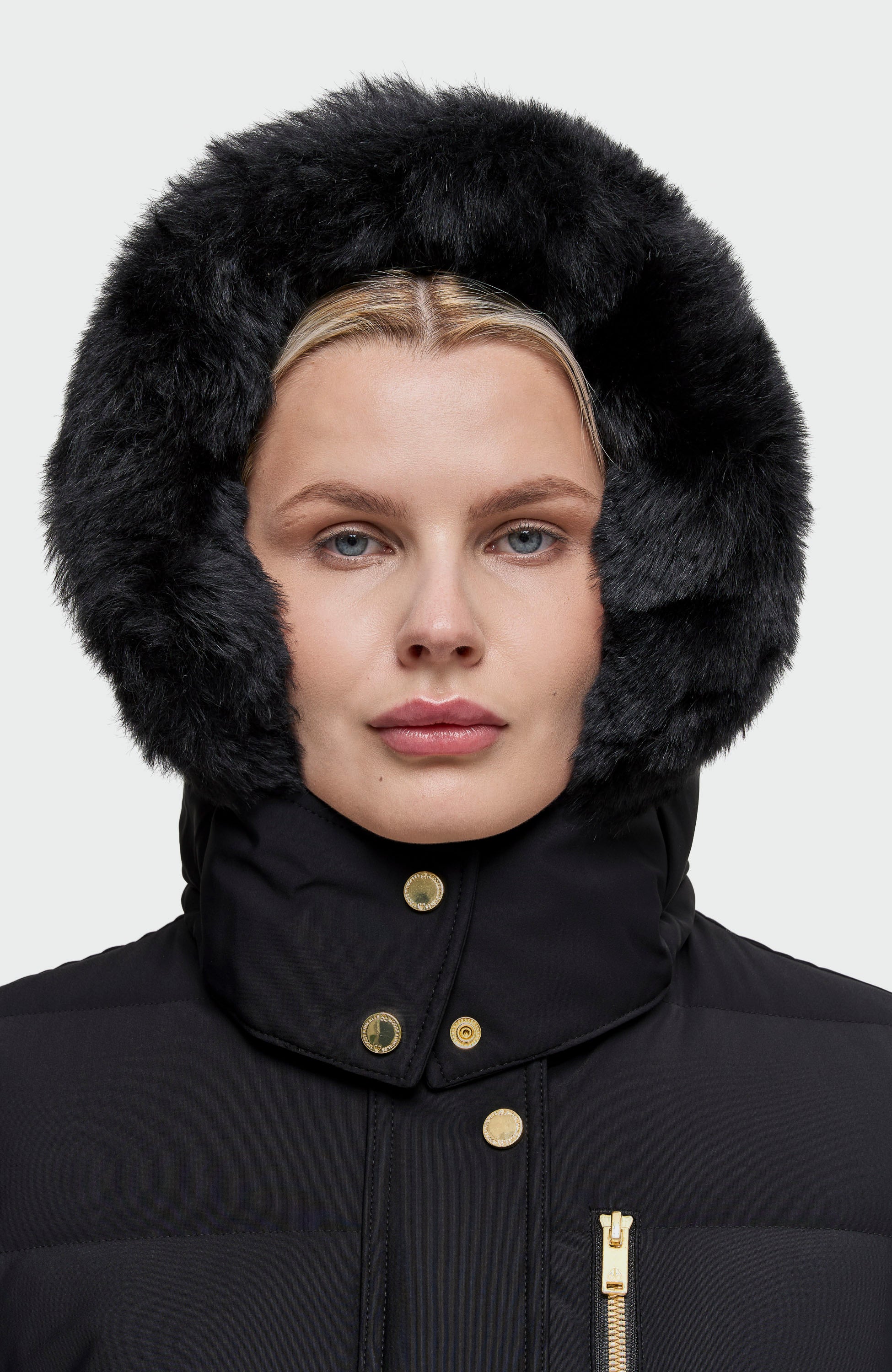 Moose knuckles Black Parka z detalami w kolorze złotym watershed image 8