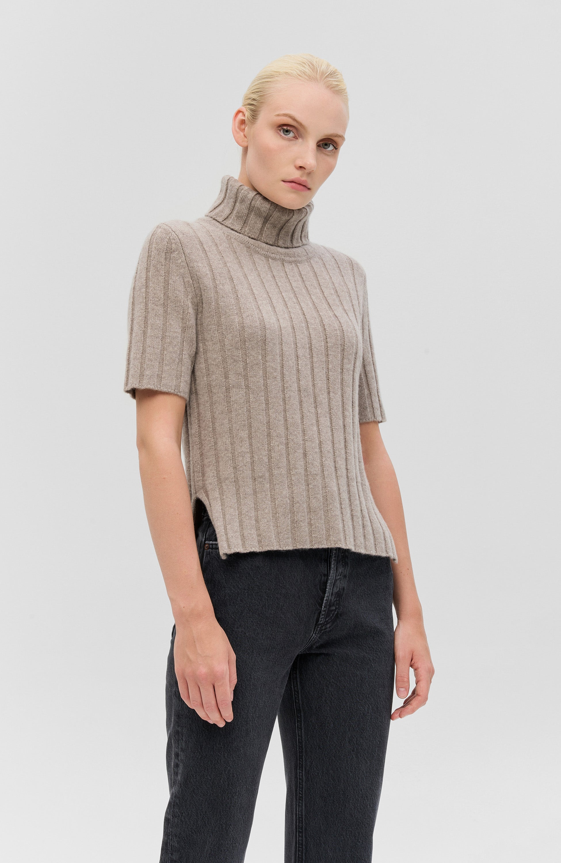 Short sleeve rib-knit pullover
