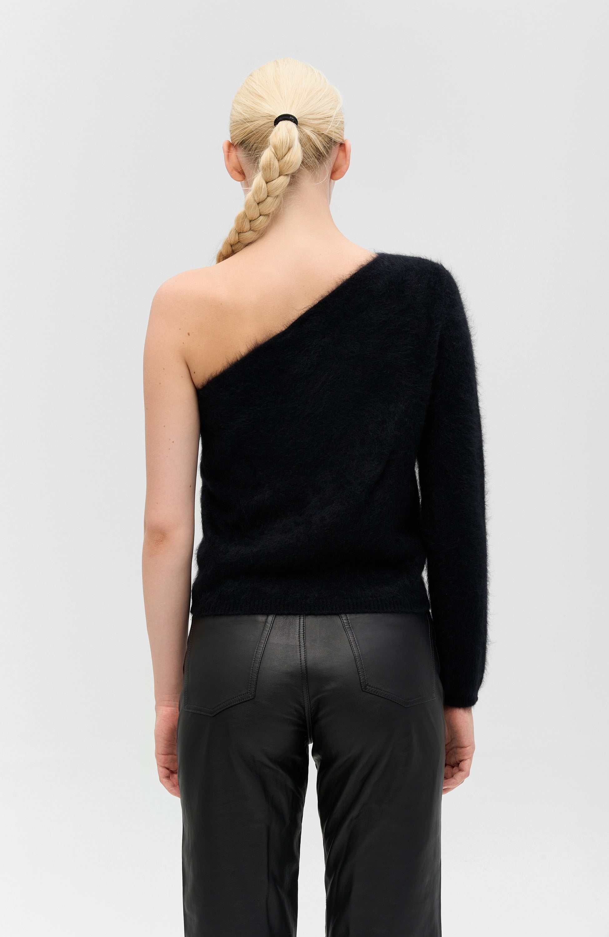 Lisa yang Black One-shoulder cashmere top dae image 4