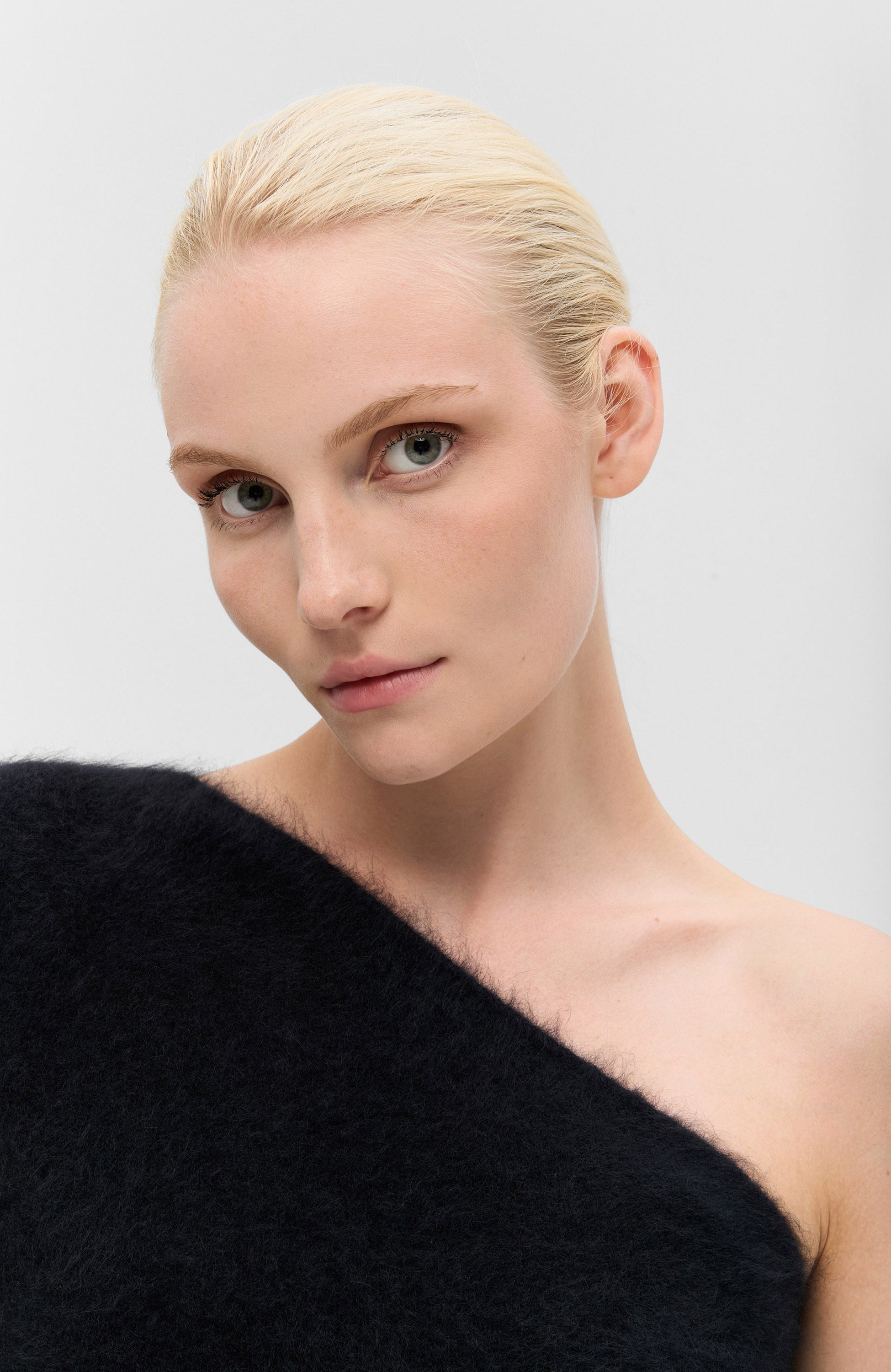 Lisa yang Black One-shoulder cashmere top dae image 5