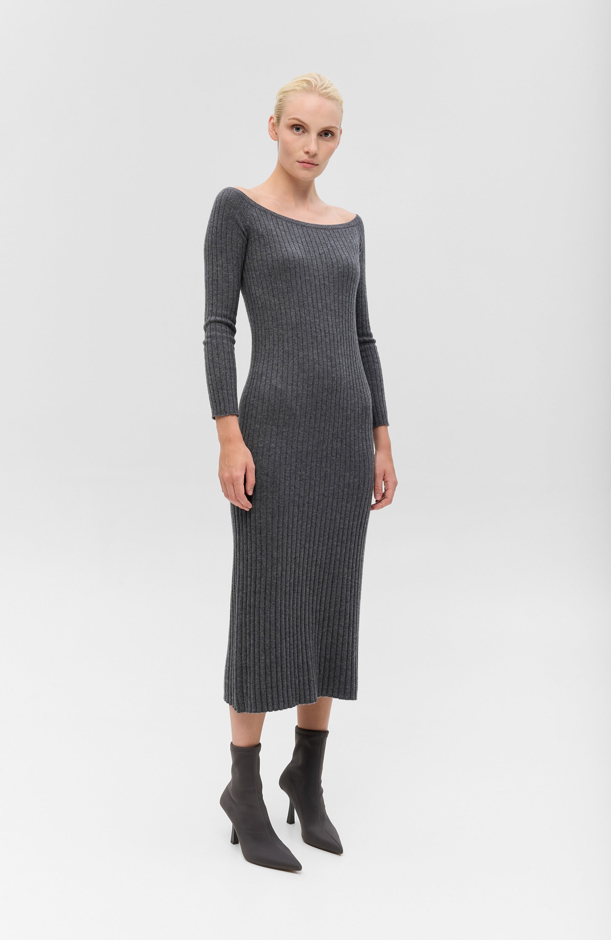 Lisa yang Grey Ribbed cashmere dress nari image 3