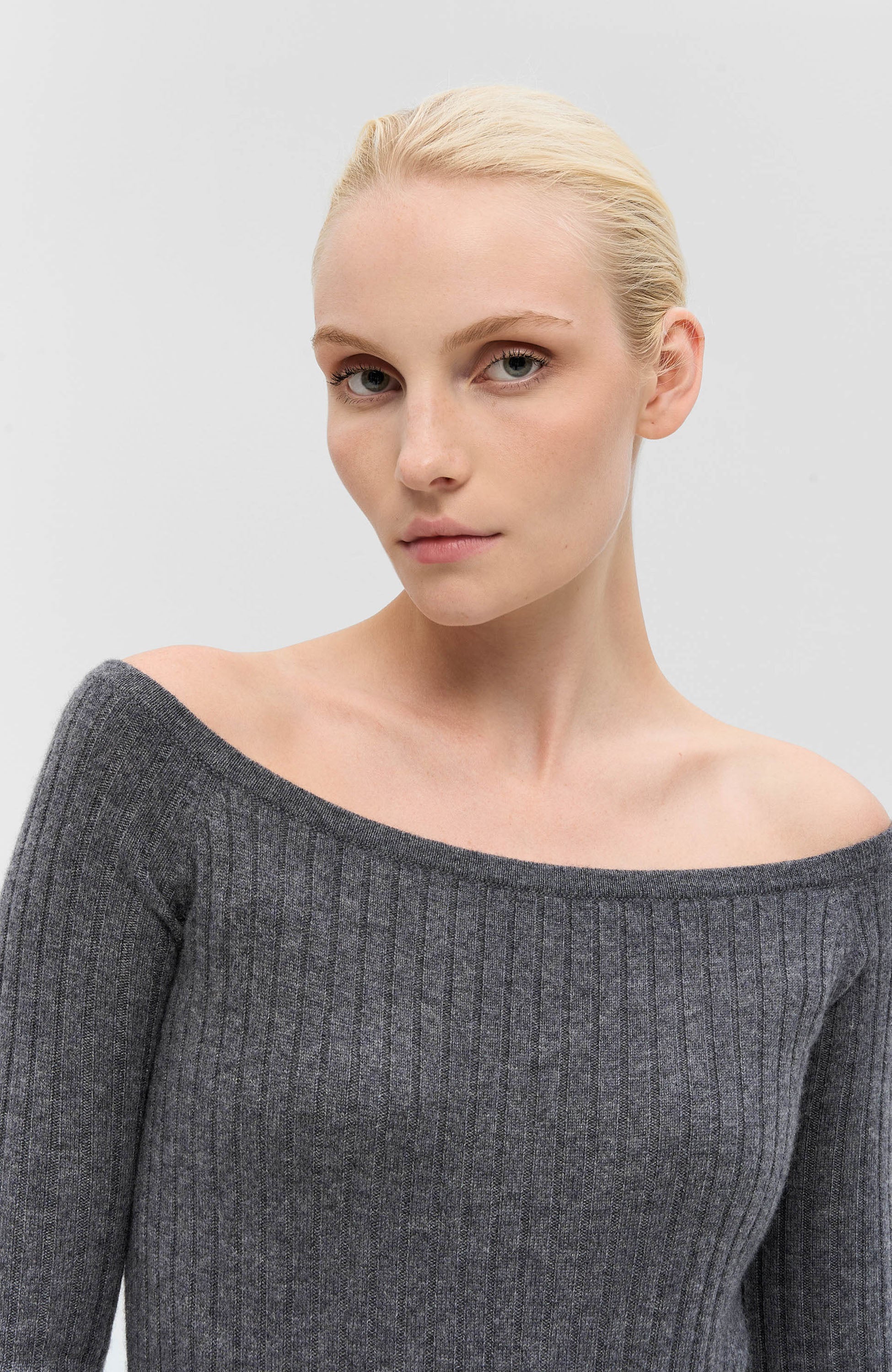 Lisa yang Grey Ribbed cashmere dress nari image 5