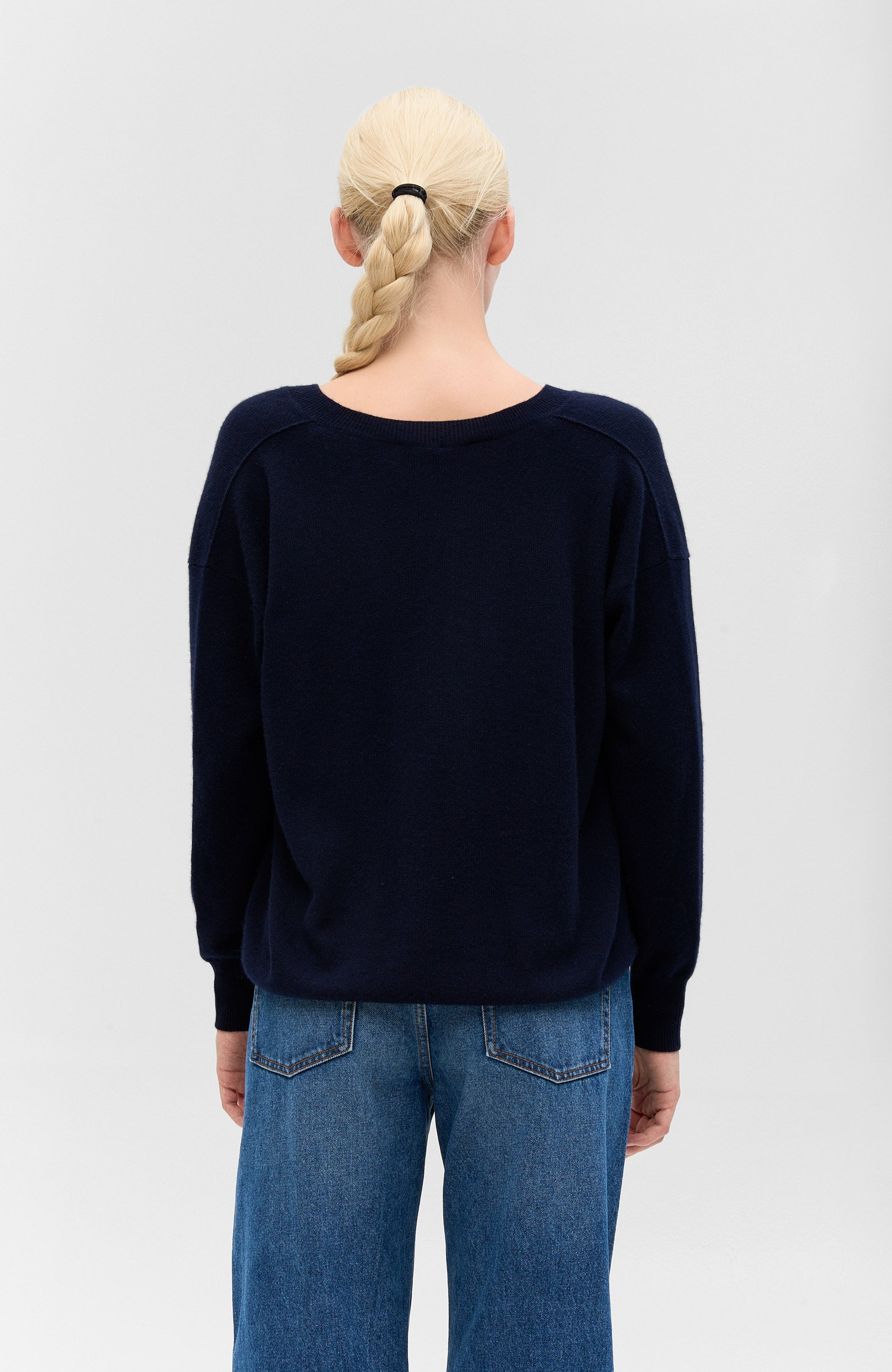 Lisa yang Navy V-neck cashmere jumper erna image 4