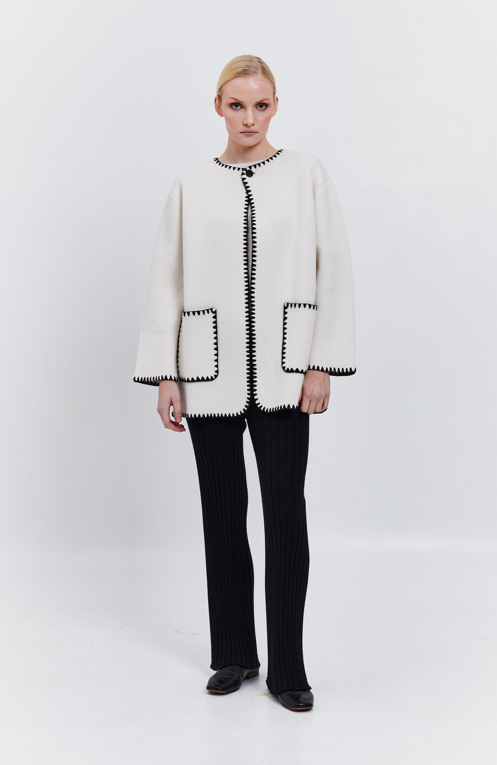 Sweter z kontrastowym przeszyciem JOLINE
