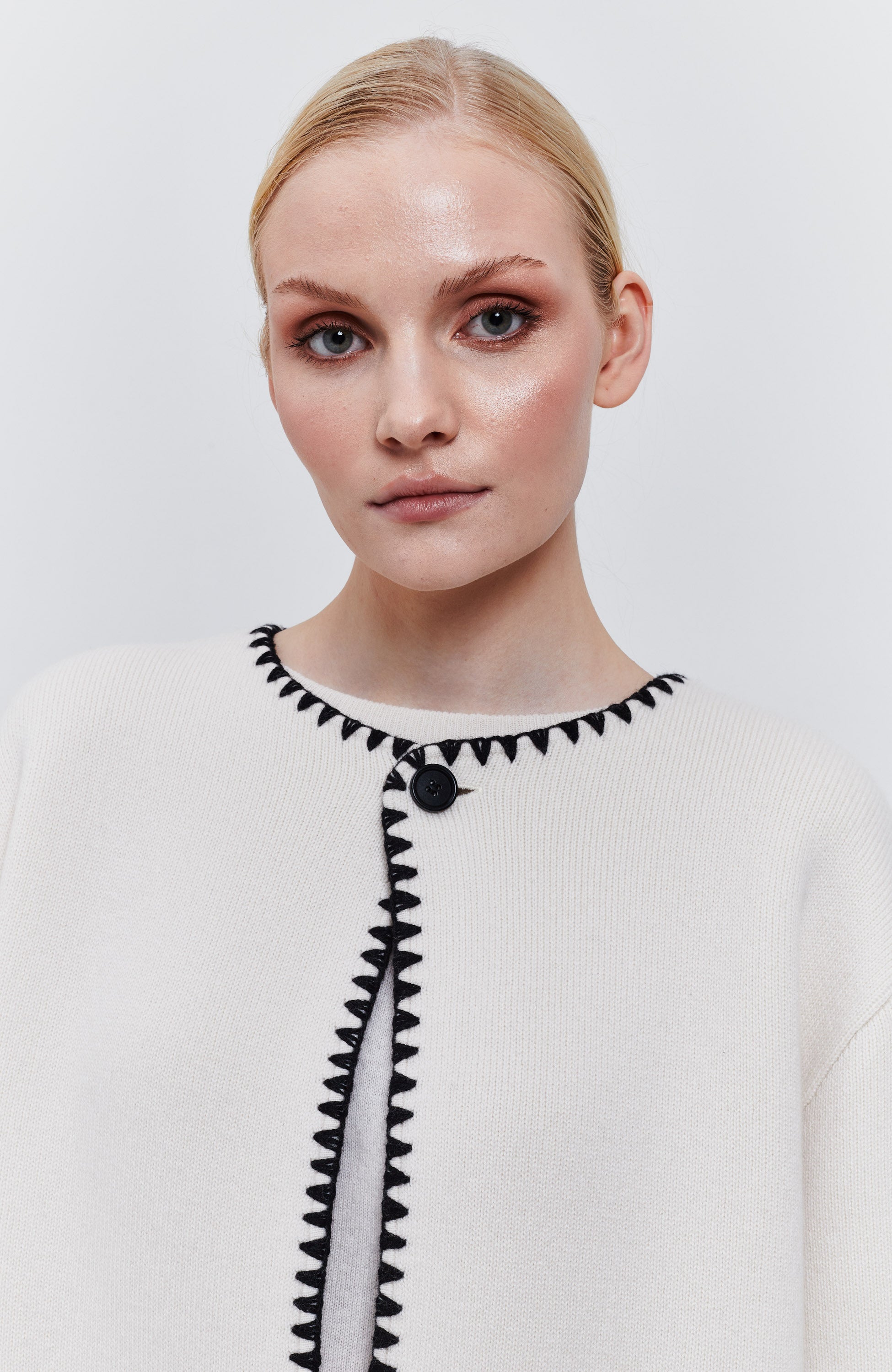 Lisa yang Neutral Contrast stich cardigan joline image 3