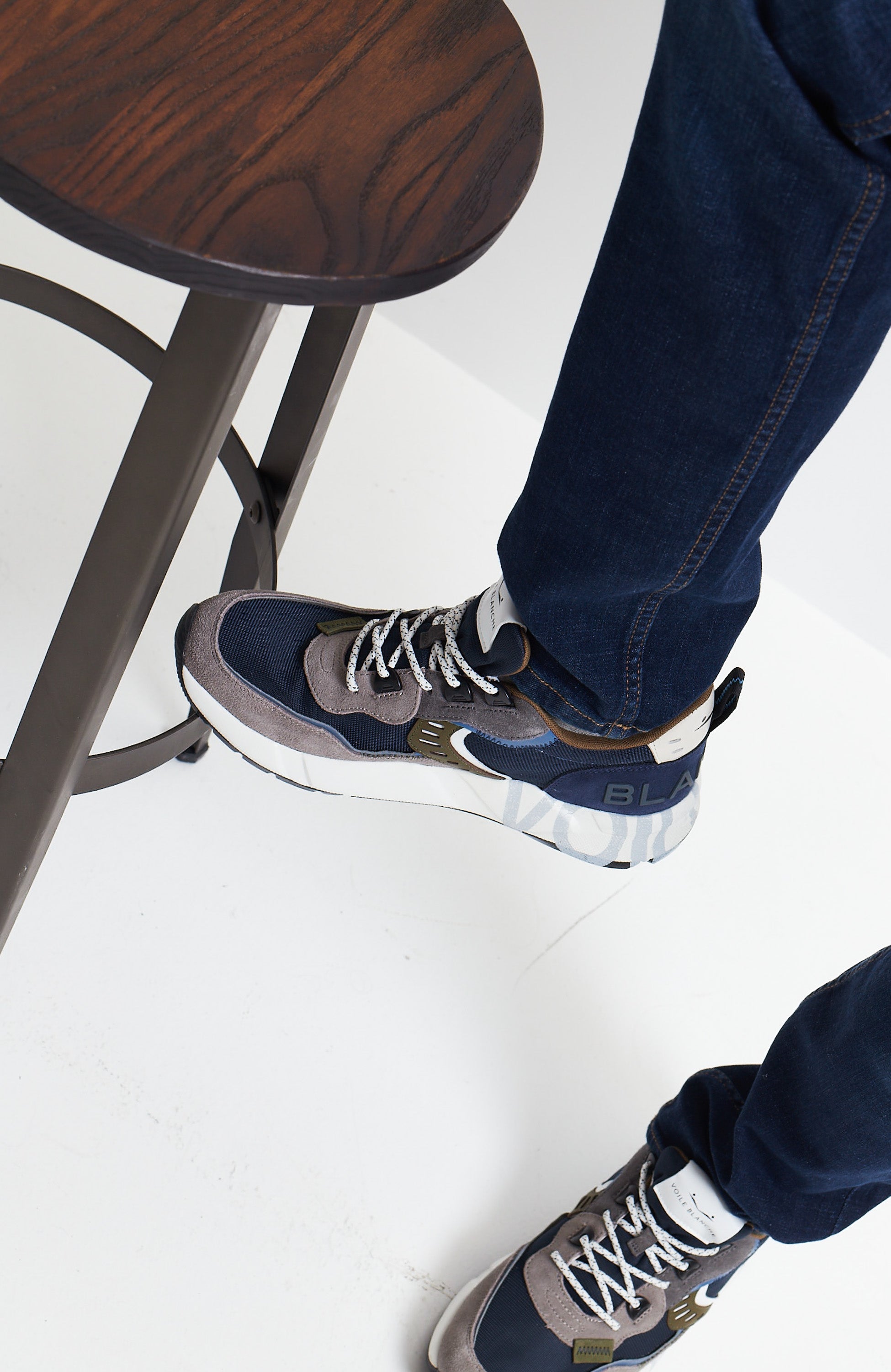 Zamszowe sneakersy z drukowanym logo CLUB