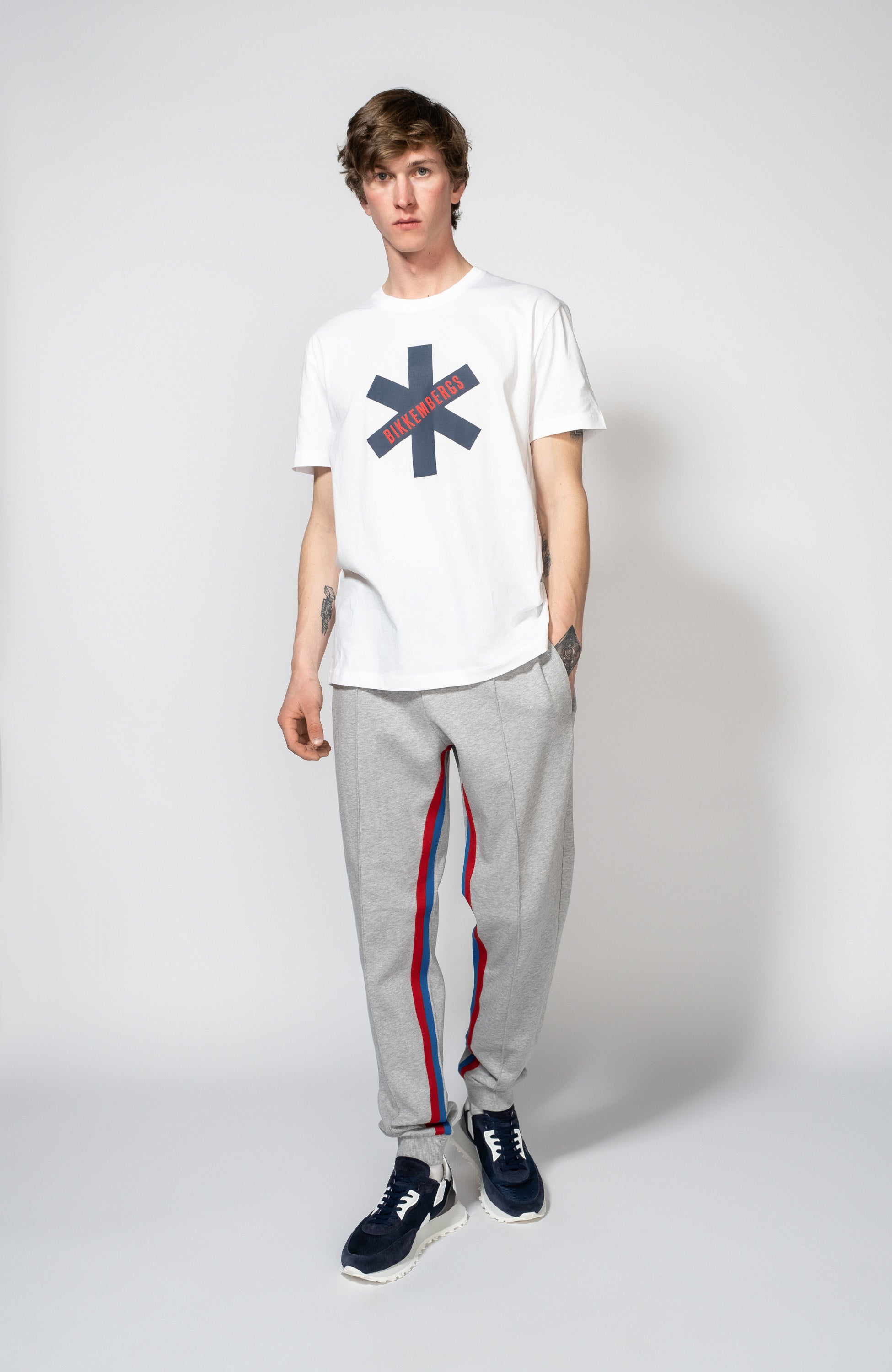Dirk bikkembergs White Graafilise logo mustriga t-särk image 3