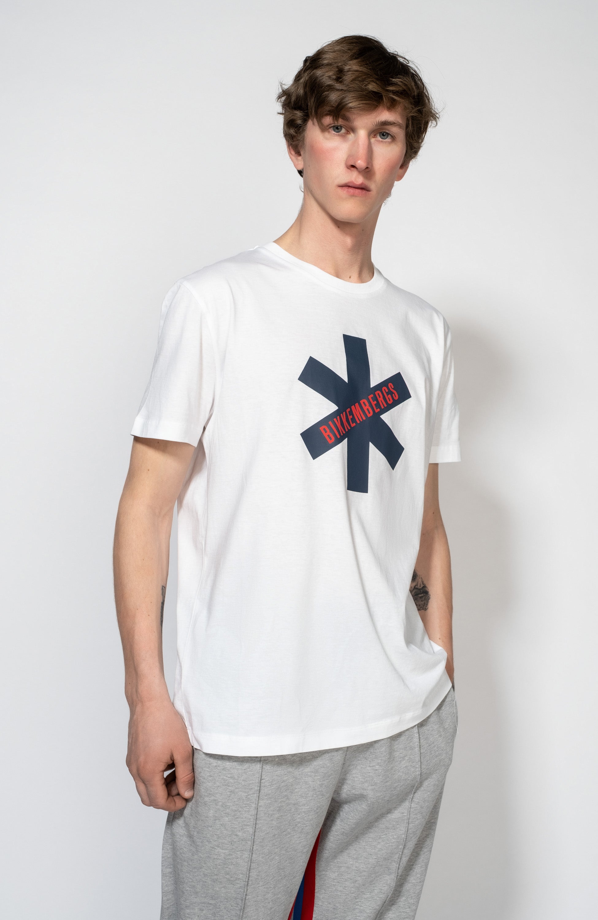 Dirk bikkembergs White Graafilise logo mustriga t-särk image 1