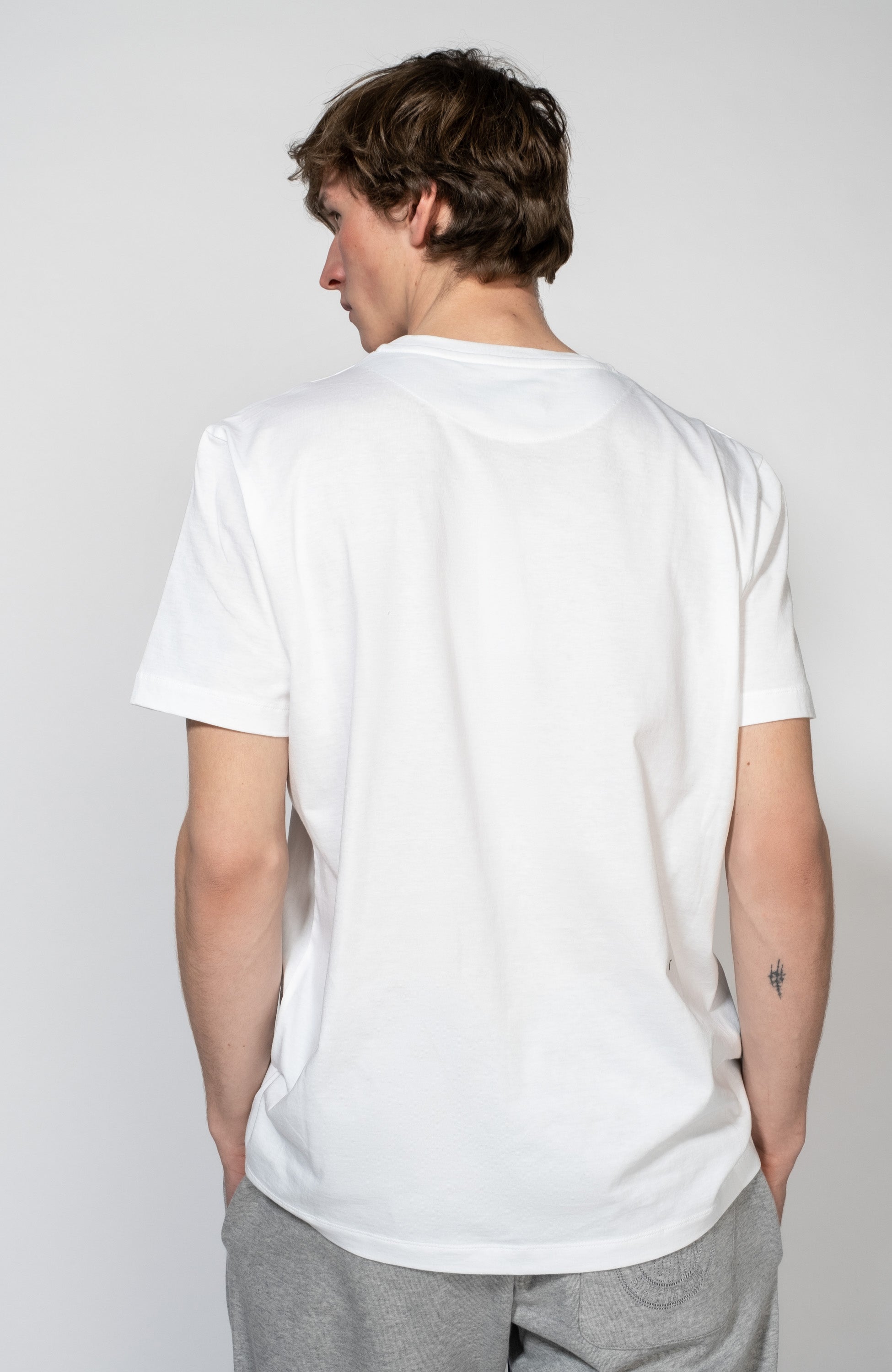 Dirk bikkembergs White Graafilise logo mustriga t-särk image 2