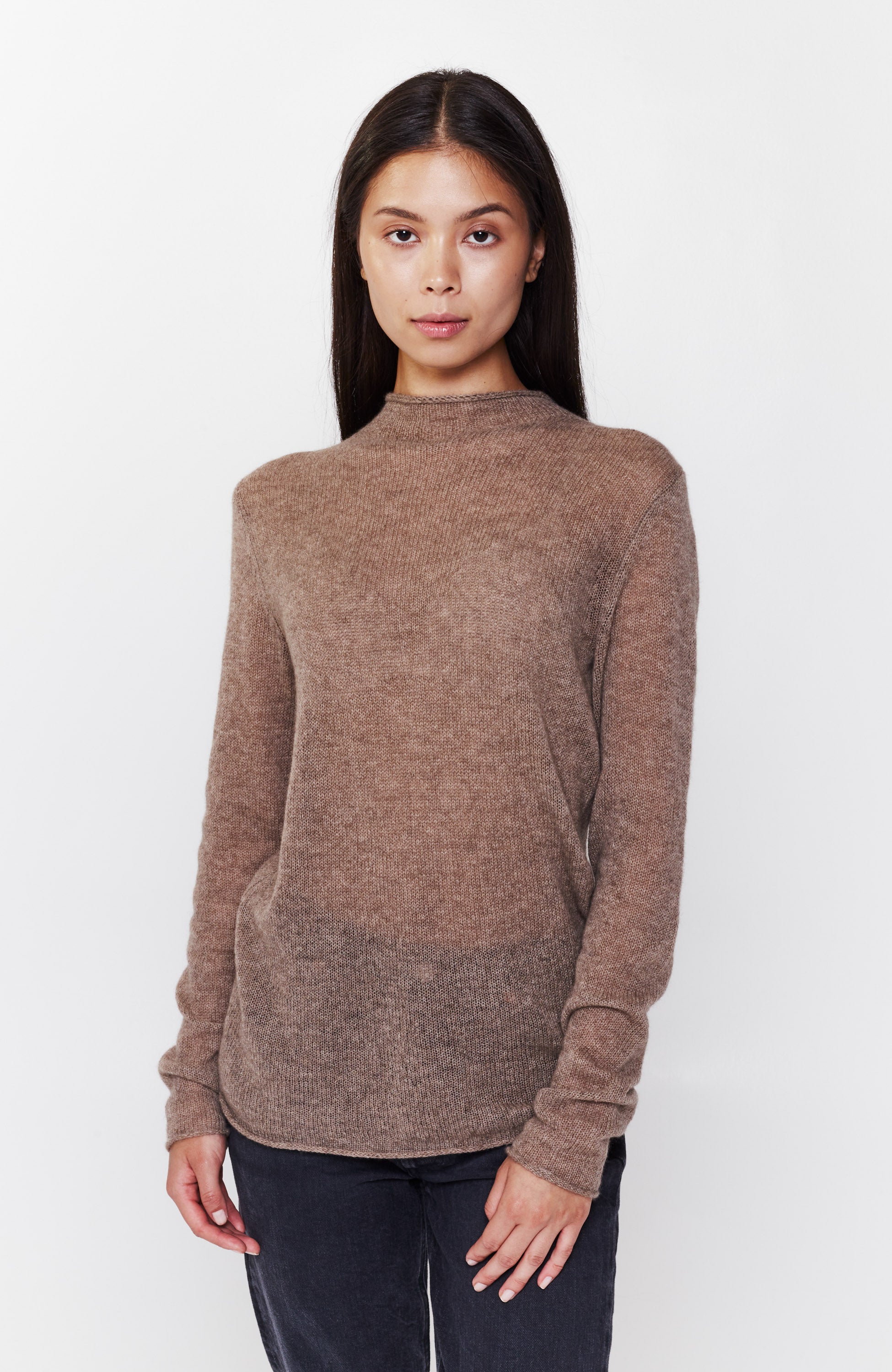 Sweter ze stójką o lekkim dzianinowym splocie