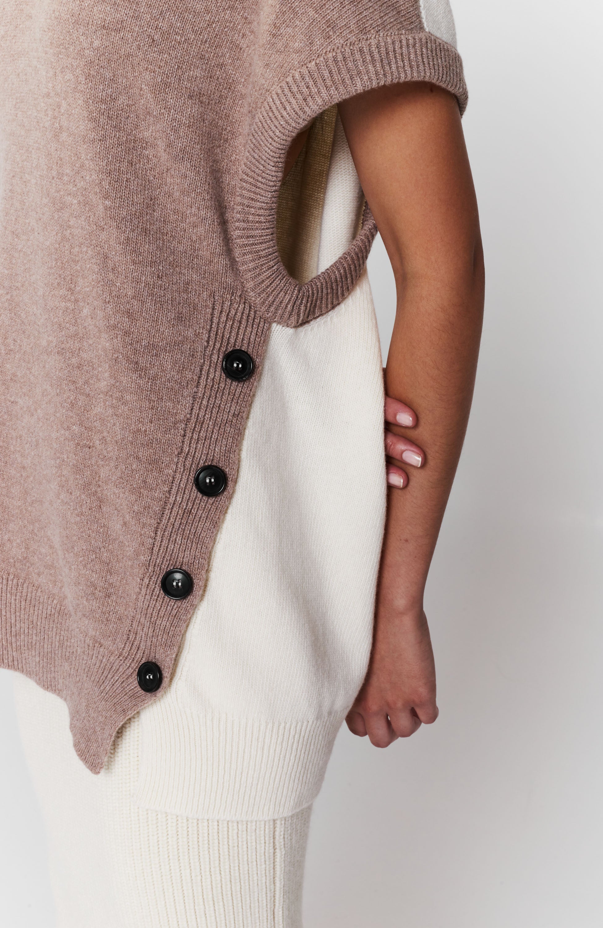 Erika cavallini Beige Kahevärviline kootud vest kõrge kaelusega image 5