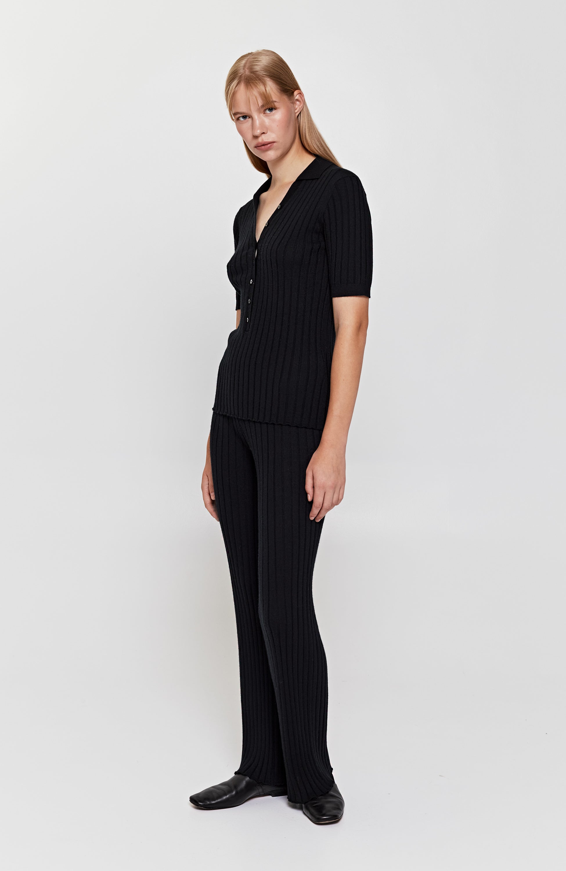 Lisa yang Black Polo-kraega topp peenes koes freddie image 2