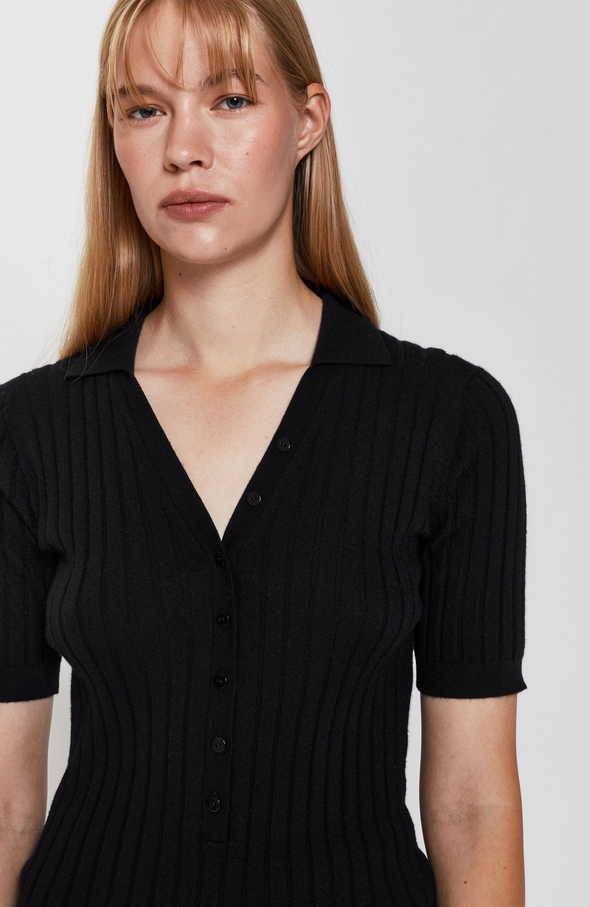 Lisa yang Black Polo-kraega topp peenes koes freddie image 3