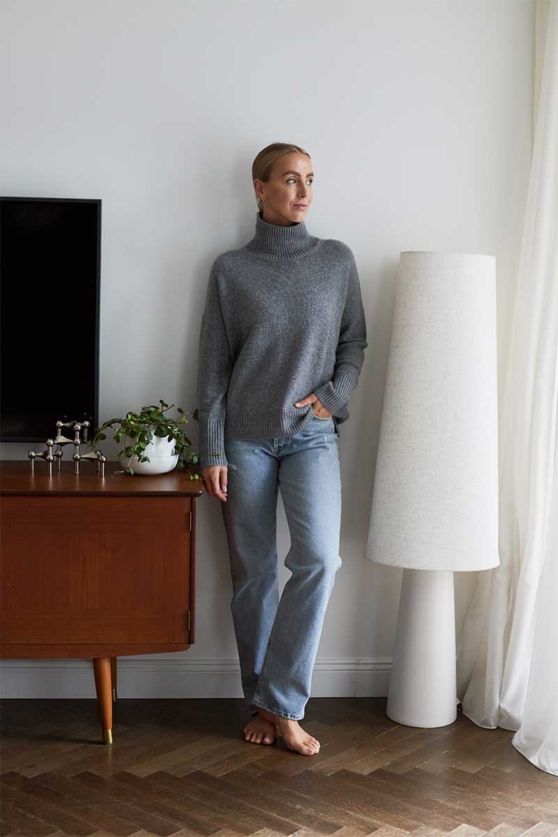 Highneck cashmere sweater HEIDI and High-rise relaxed jeans EVA