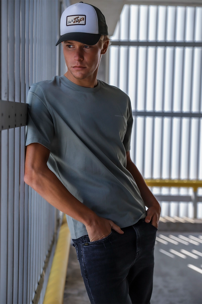 Relaxed-fit t-shirt PRO and Tapered classic jeans ADLER