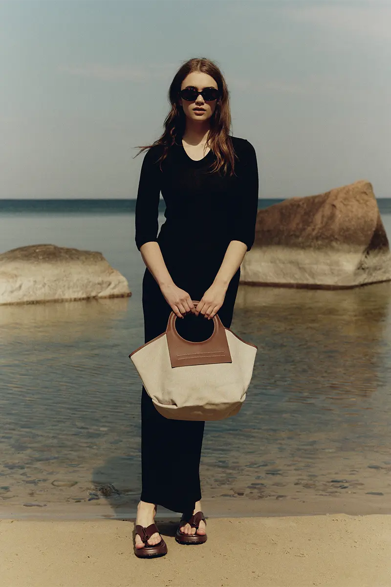 Shape-neck knit dress ALBENNA and Canvas tote bag CALA