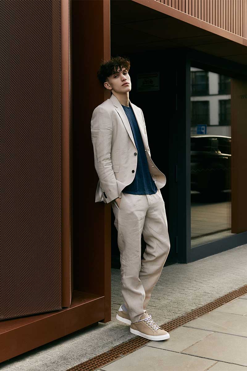 Linen basic t-shirt and Linen straight-fit trousers TENUTAS