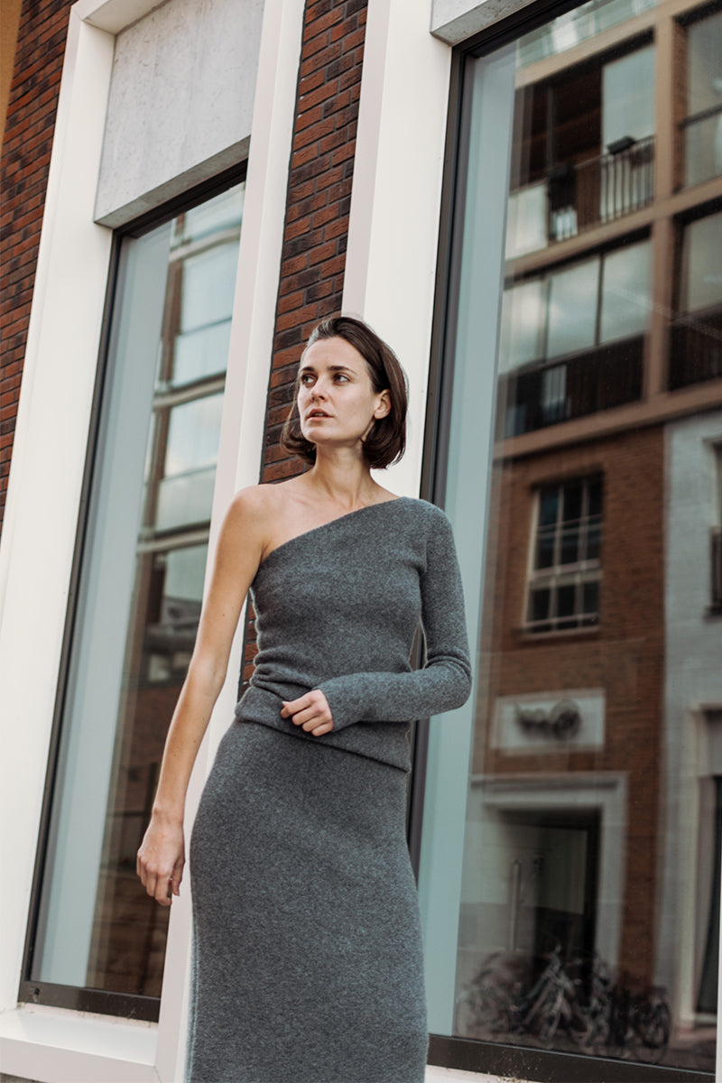 Single-sleeve cashmere top FORREST and Cashmere boucle skirt KAEL