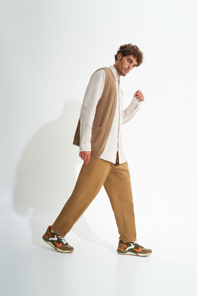 Suede contrast-detail sneakers MAGG and Linen trousers 5-pocket