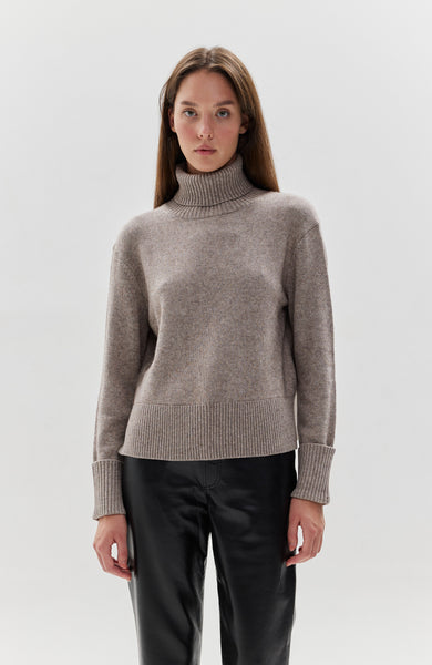 Kõrge kaelusega pullover