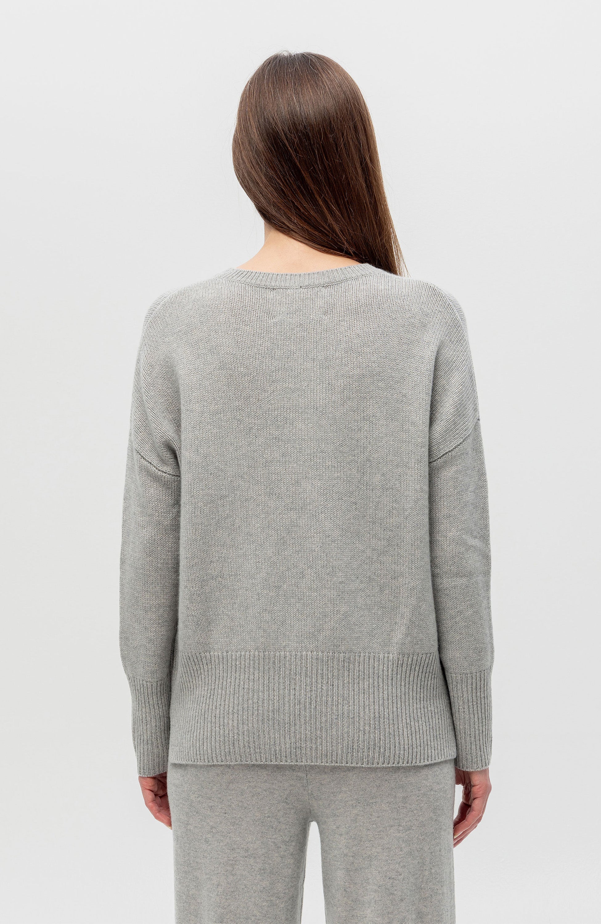 Lisa yang Grey Crewneck cashmere sweater mila image 4