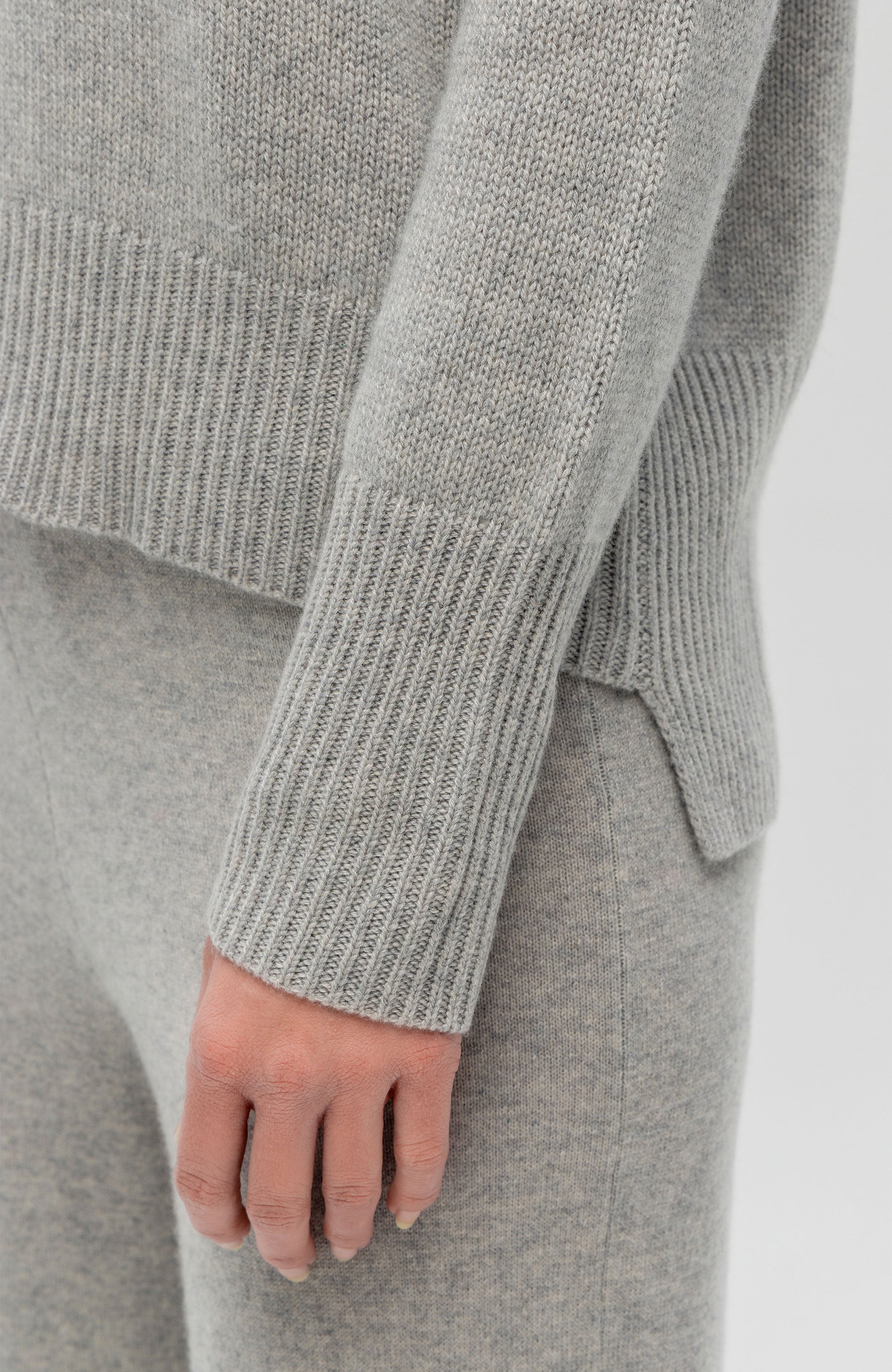 Lisa yang Grey Crewneck cashmere sweater mila image 6