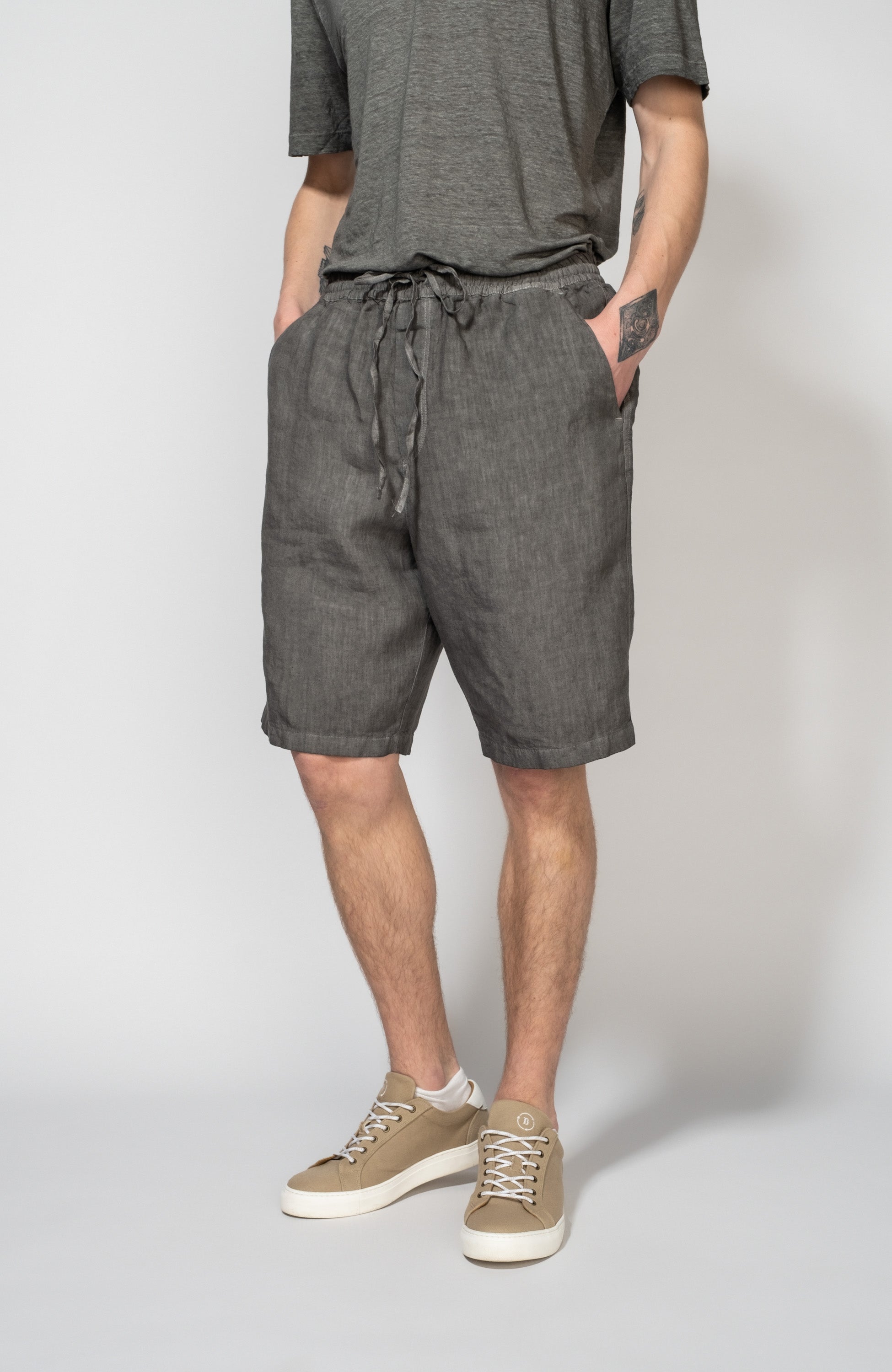 Drawstring-fastened linen bermuda shorts